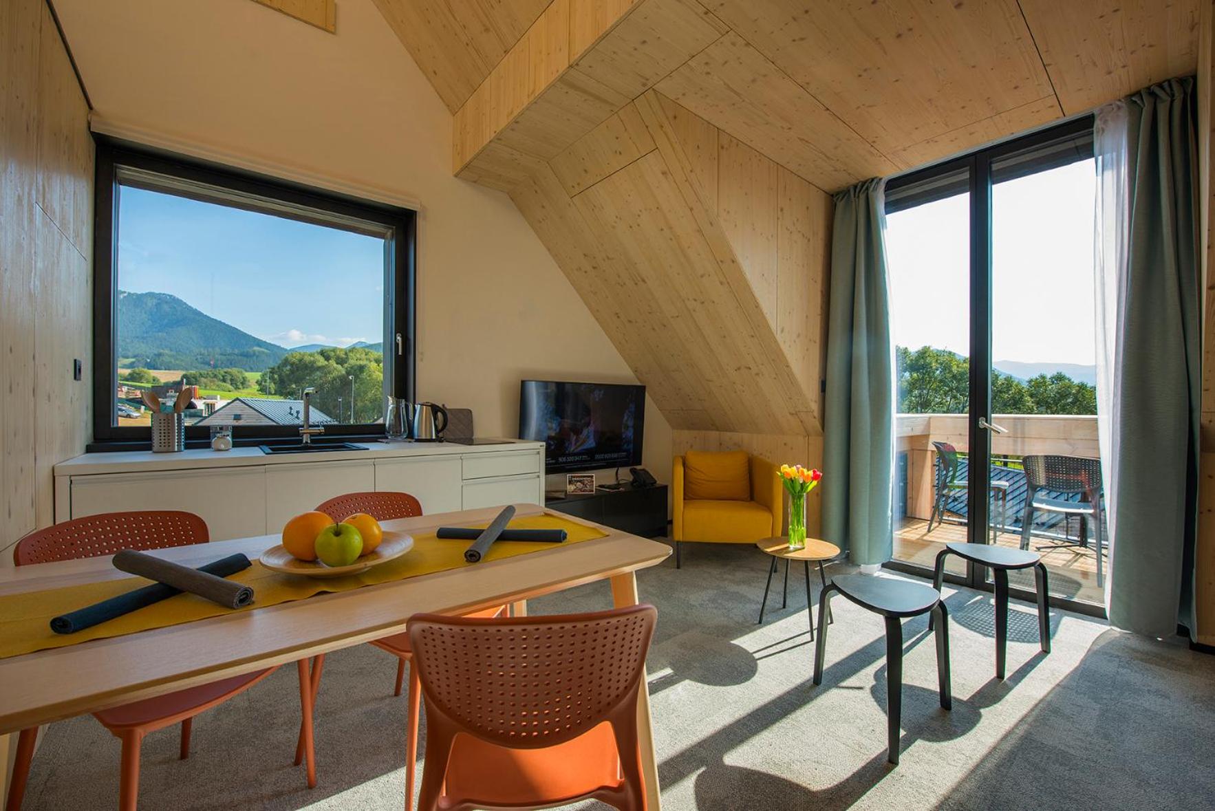 Apartment with Mountain View