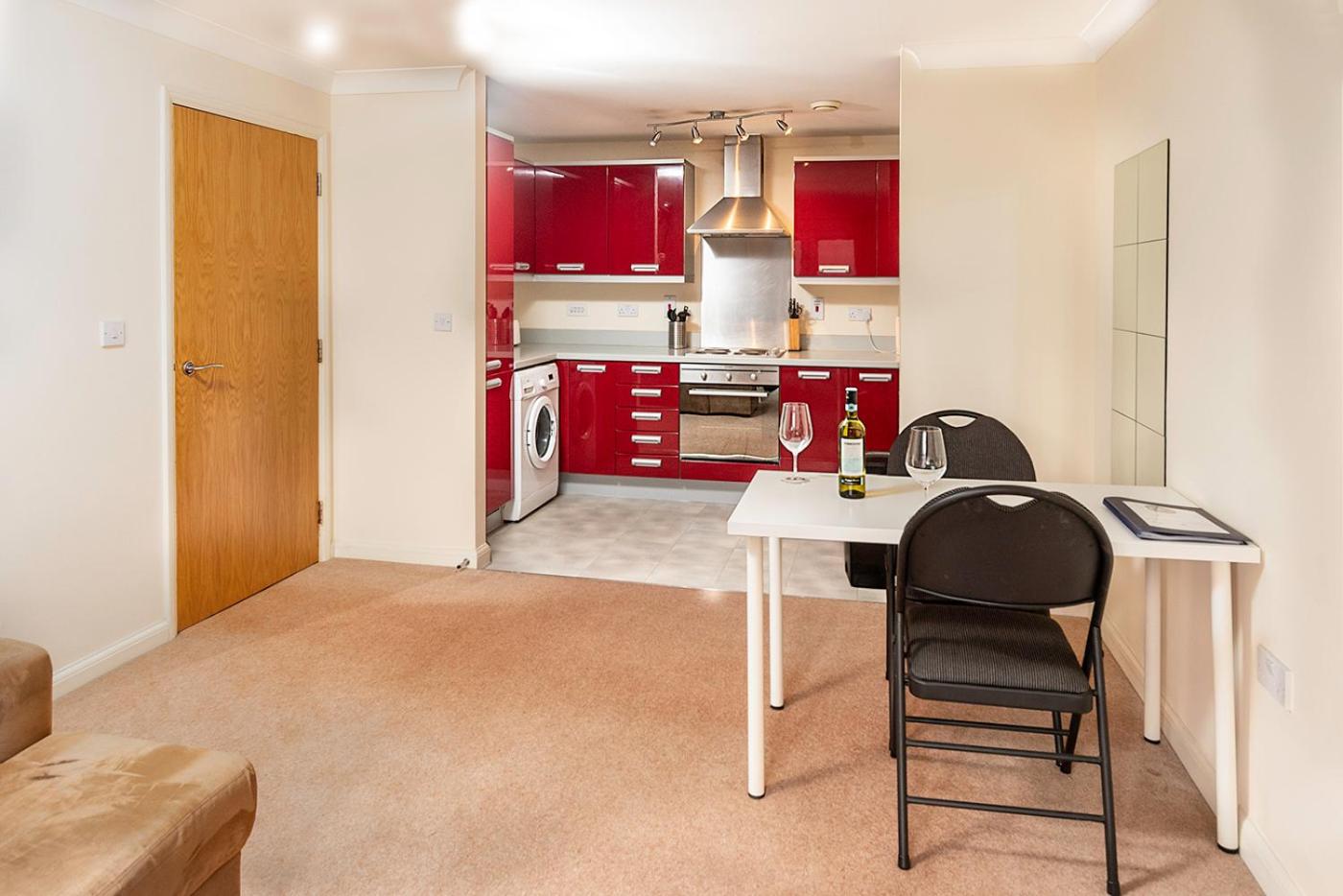 One-Bedroom Apartment Handleys Court photo 2