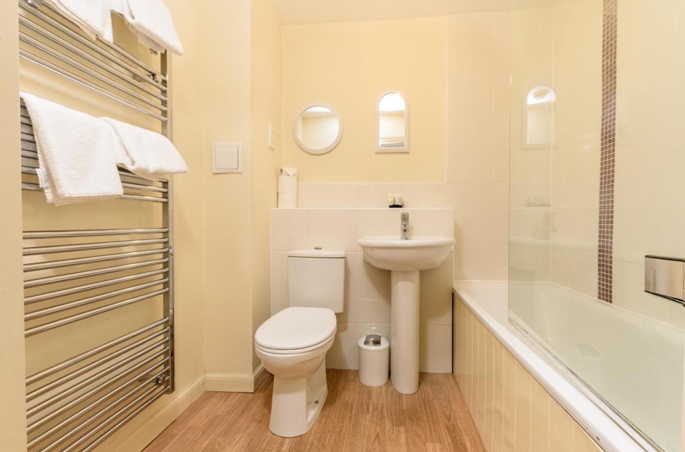 One-Bedroom Apartment Handleys Court photo 3