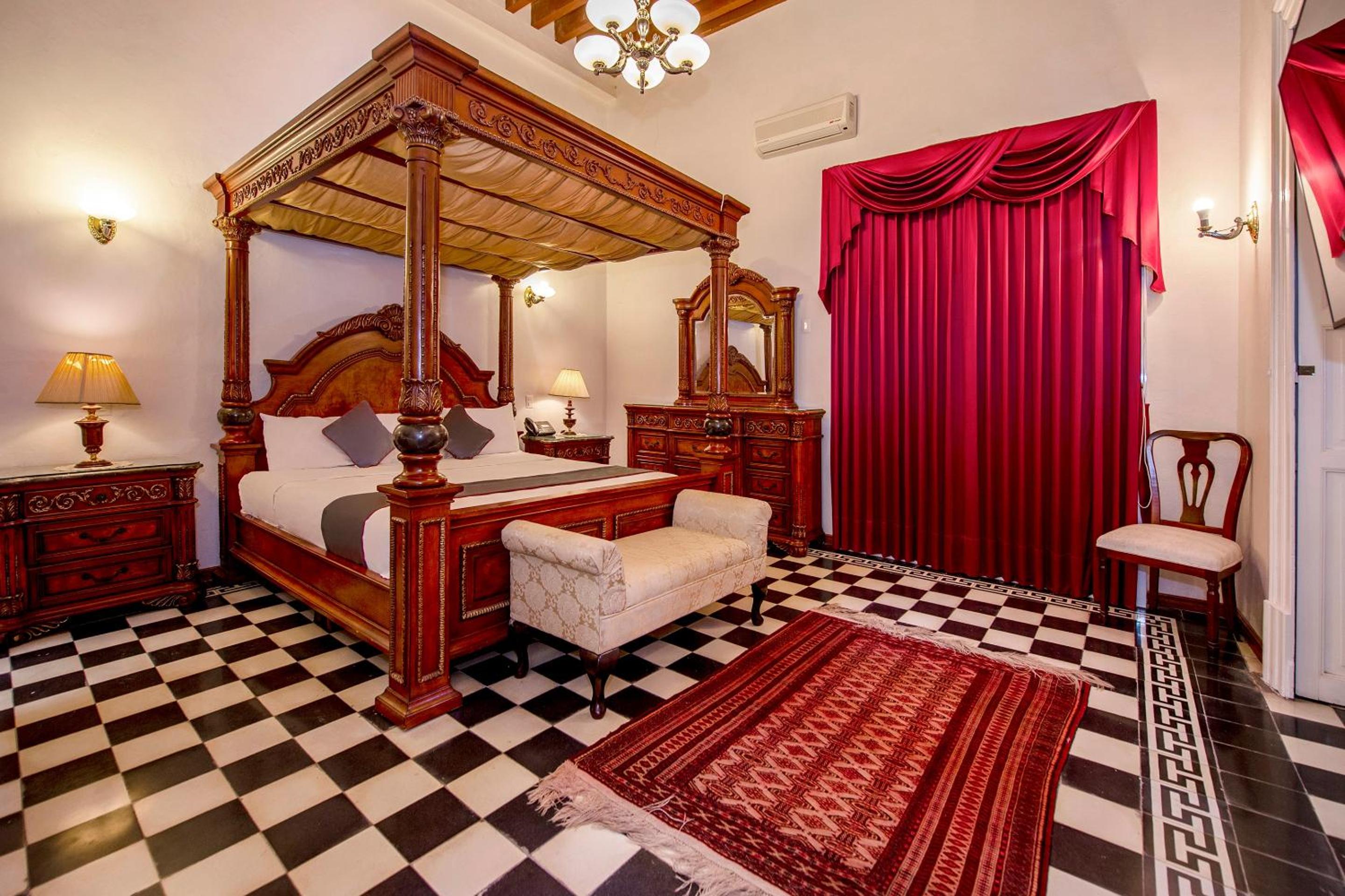 Deluxe King Suite