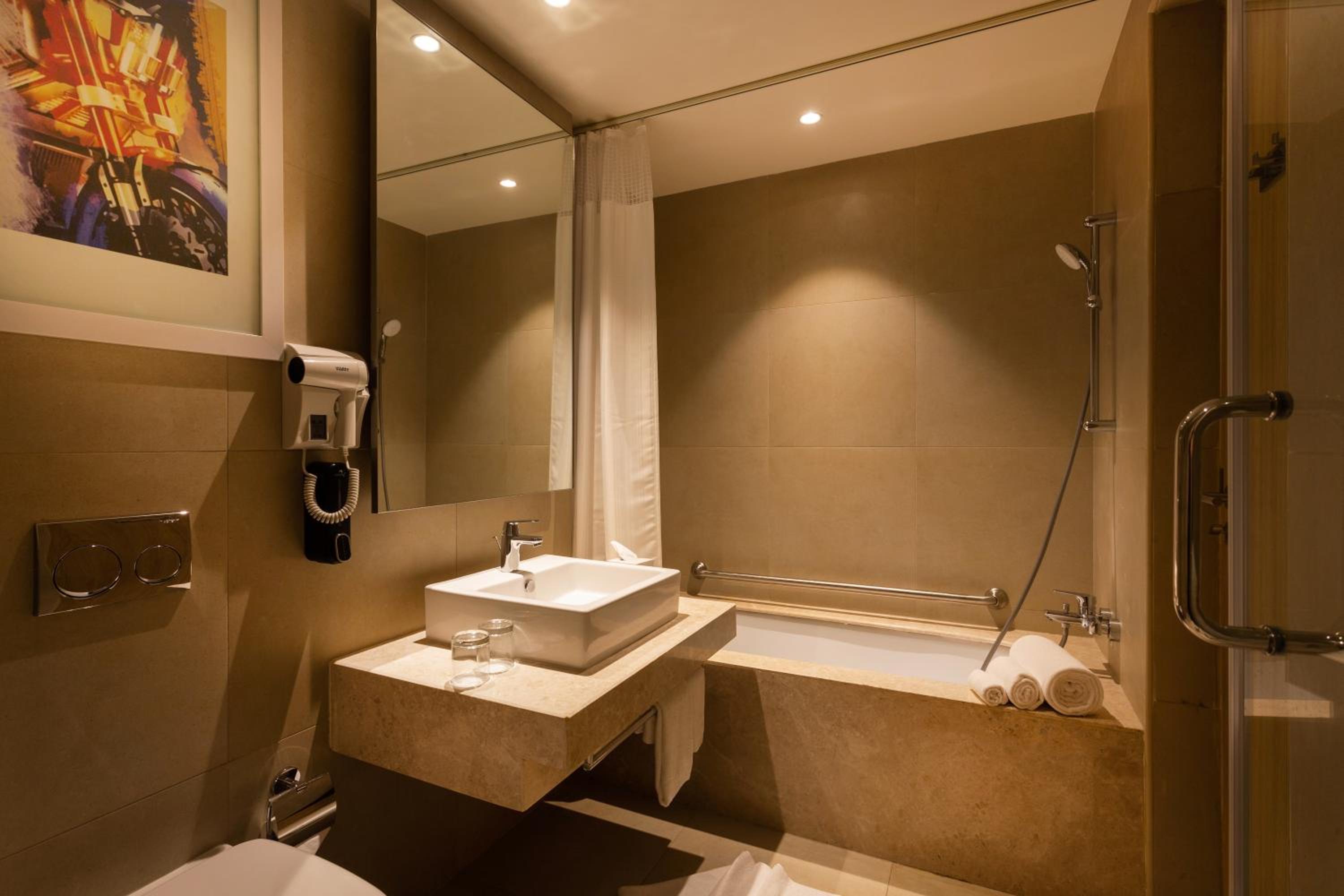 Three-Bedroom Queen Suite - Photo 5