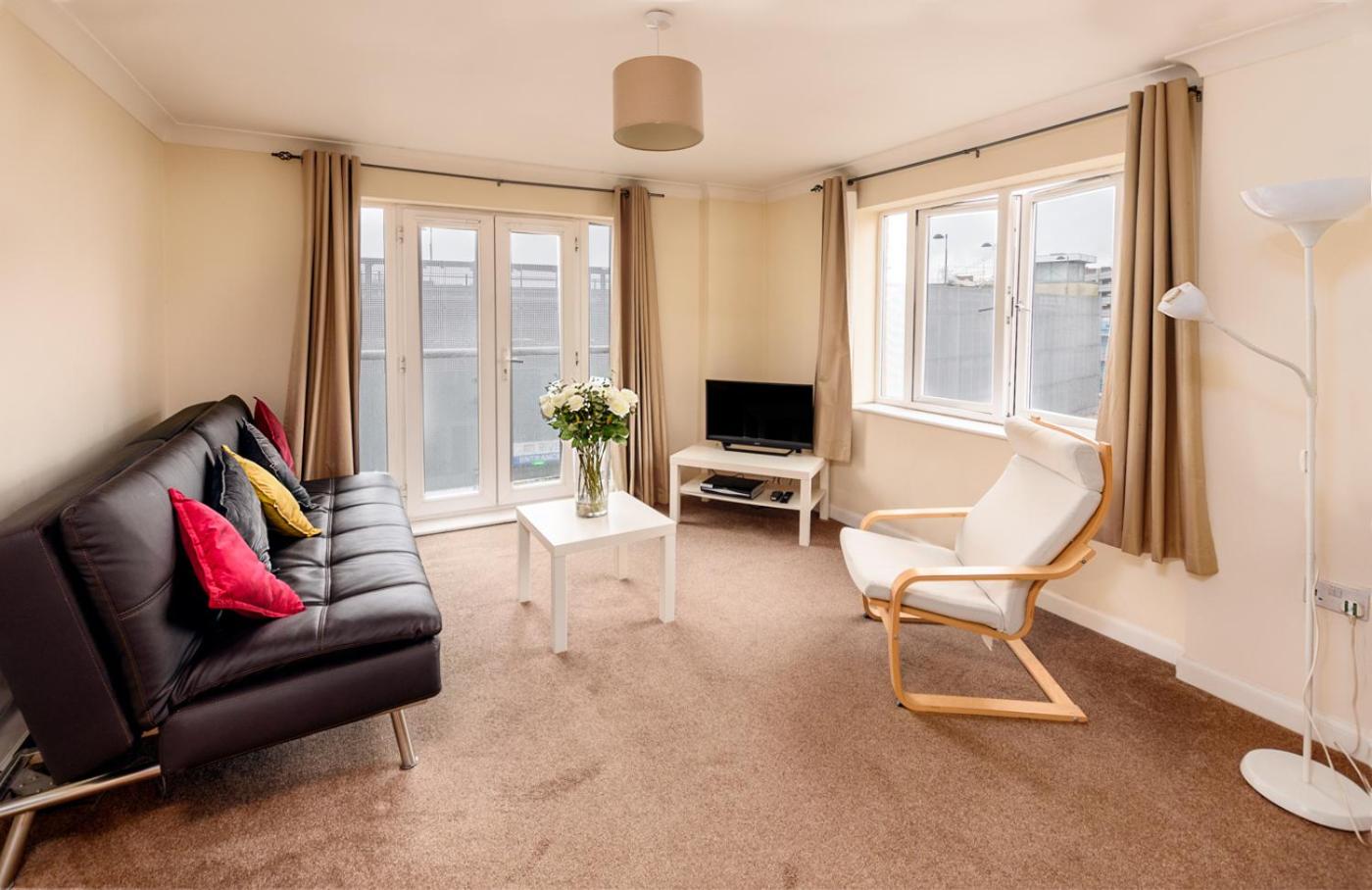 Classic Two-Bedroom Apartment Handleys Court photo 2
