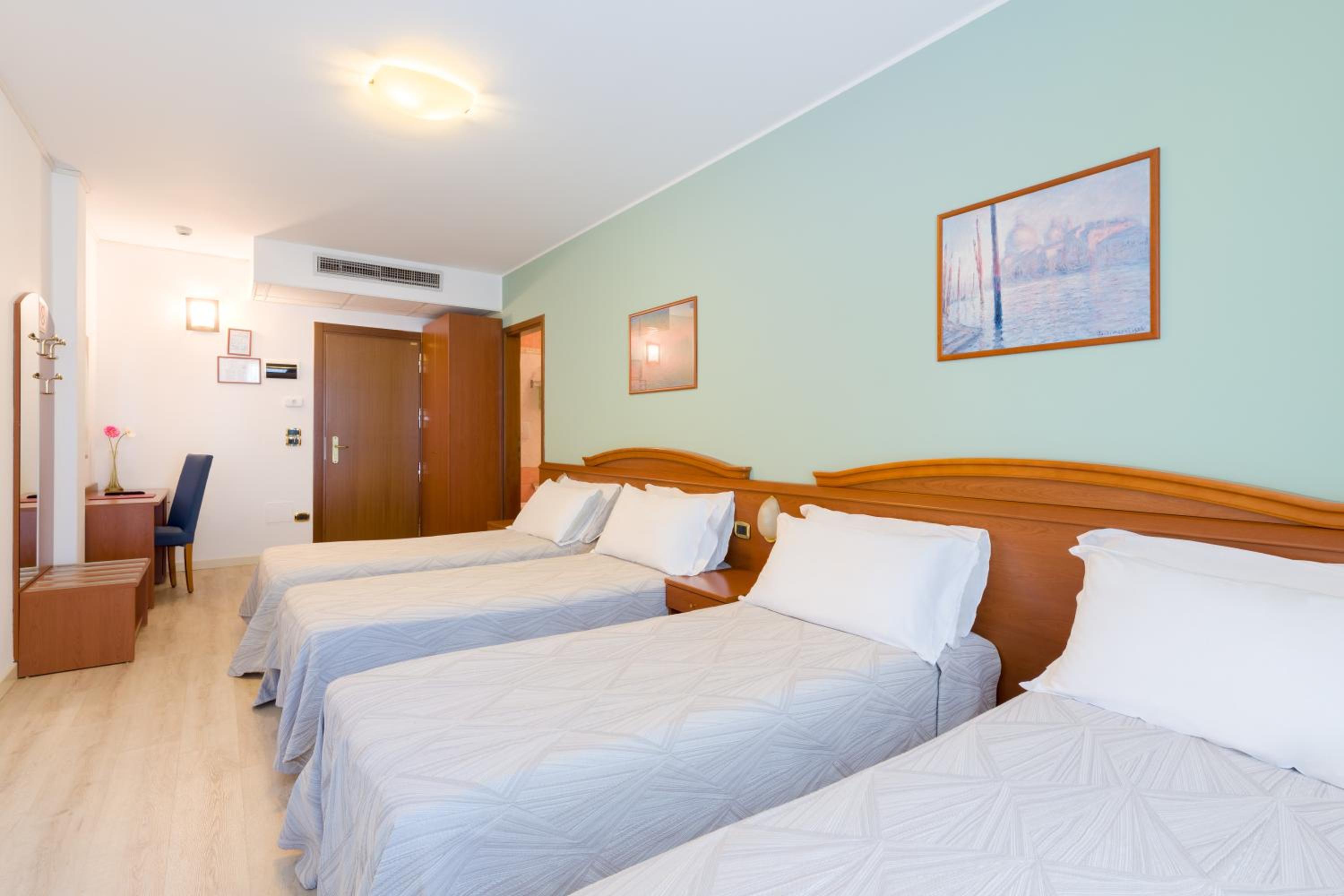 Quadruple Room - Photo 3