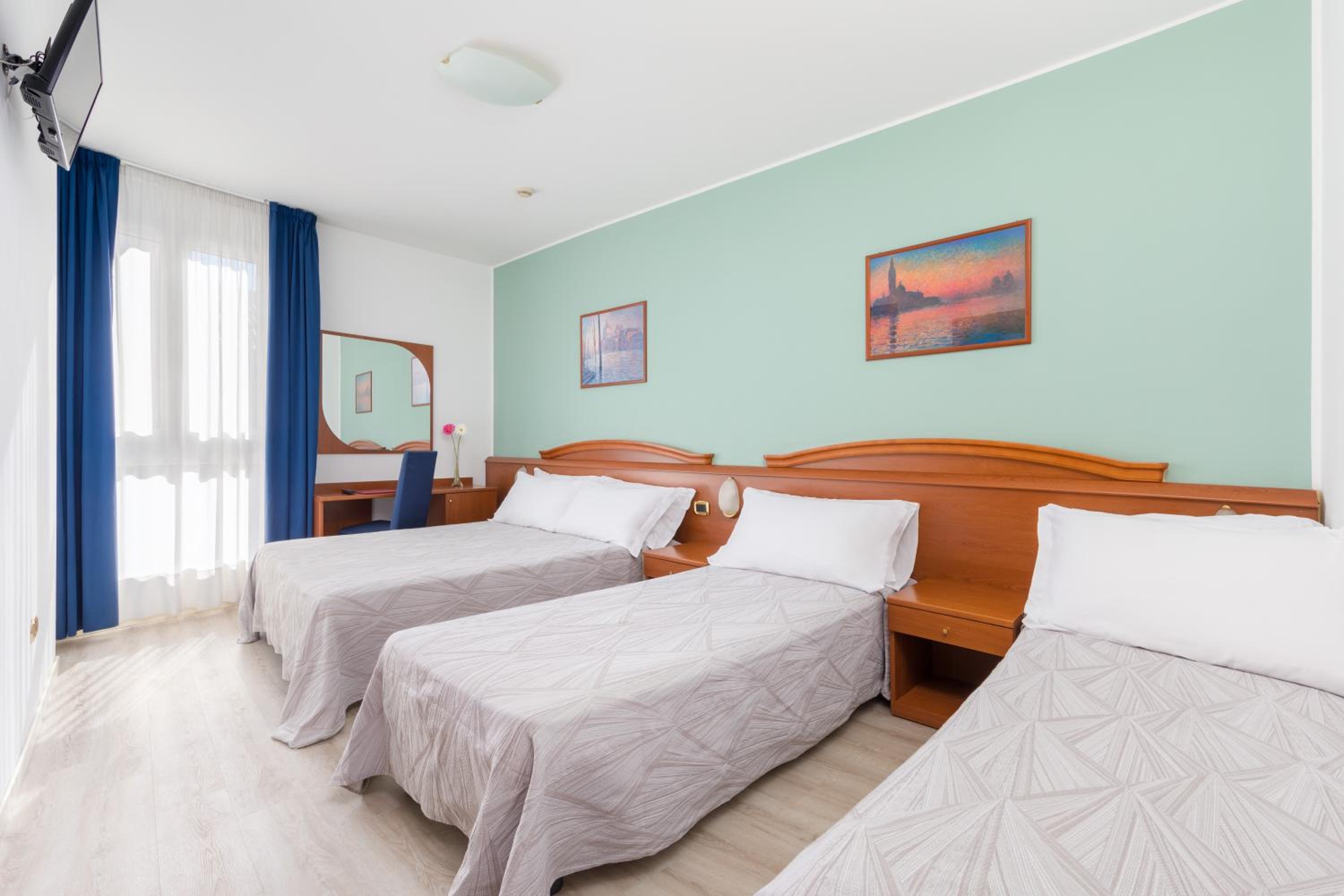 Quadruple Room - Photo 5