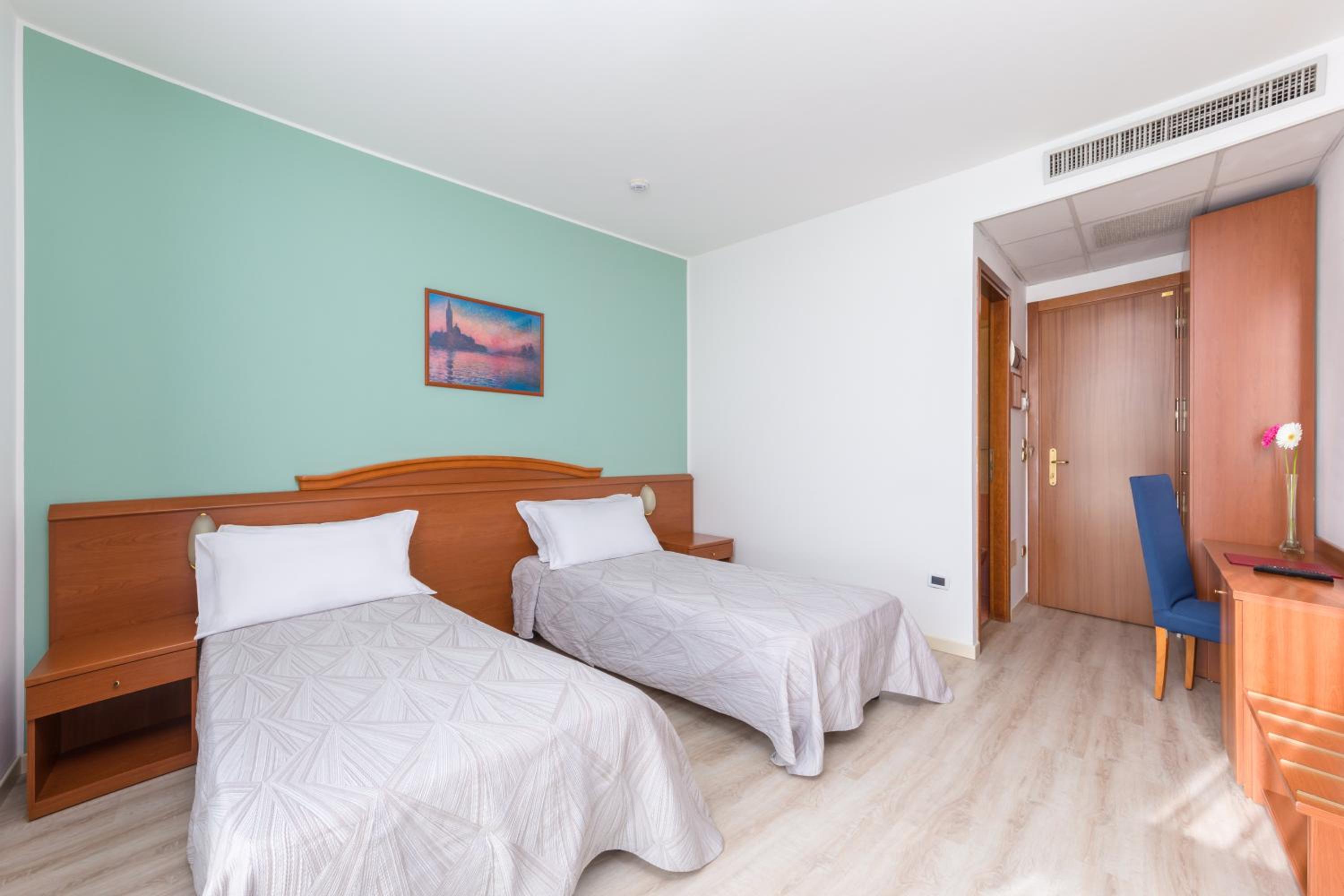Twin Room - Photo 2