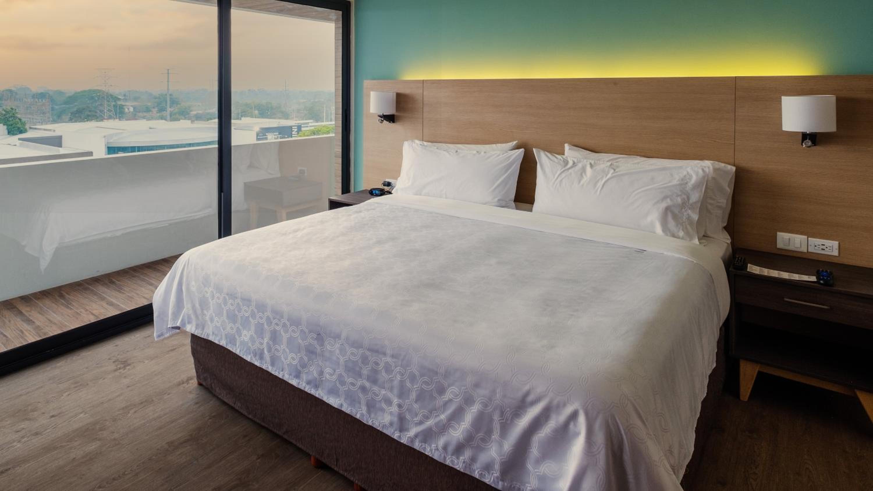 One-Bedroom Queen Suite with Balcony photo 1