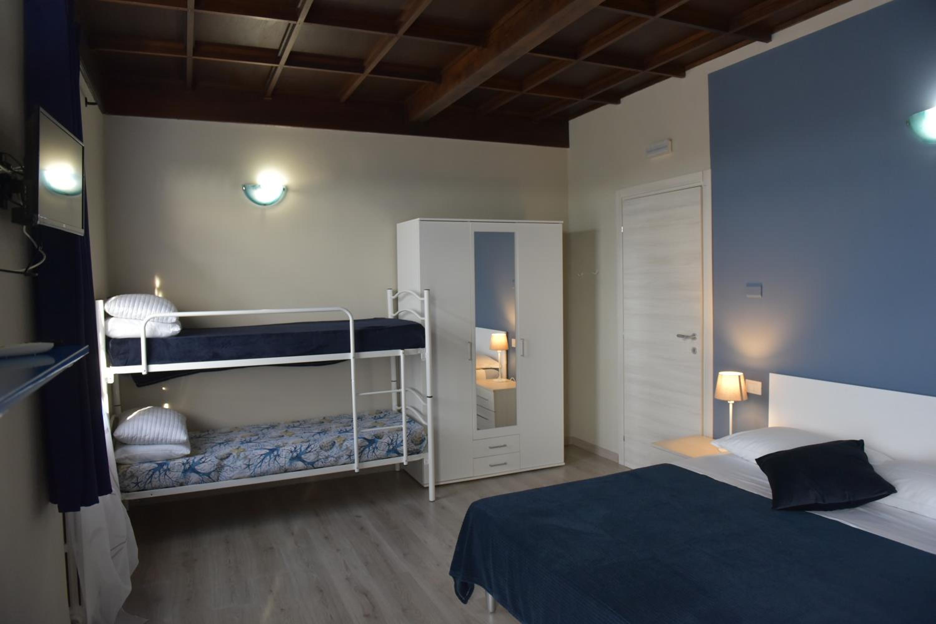 Family Room with Private Bathroom - Photo 4