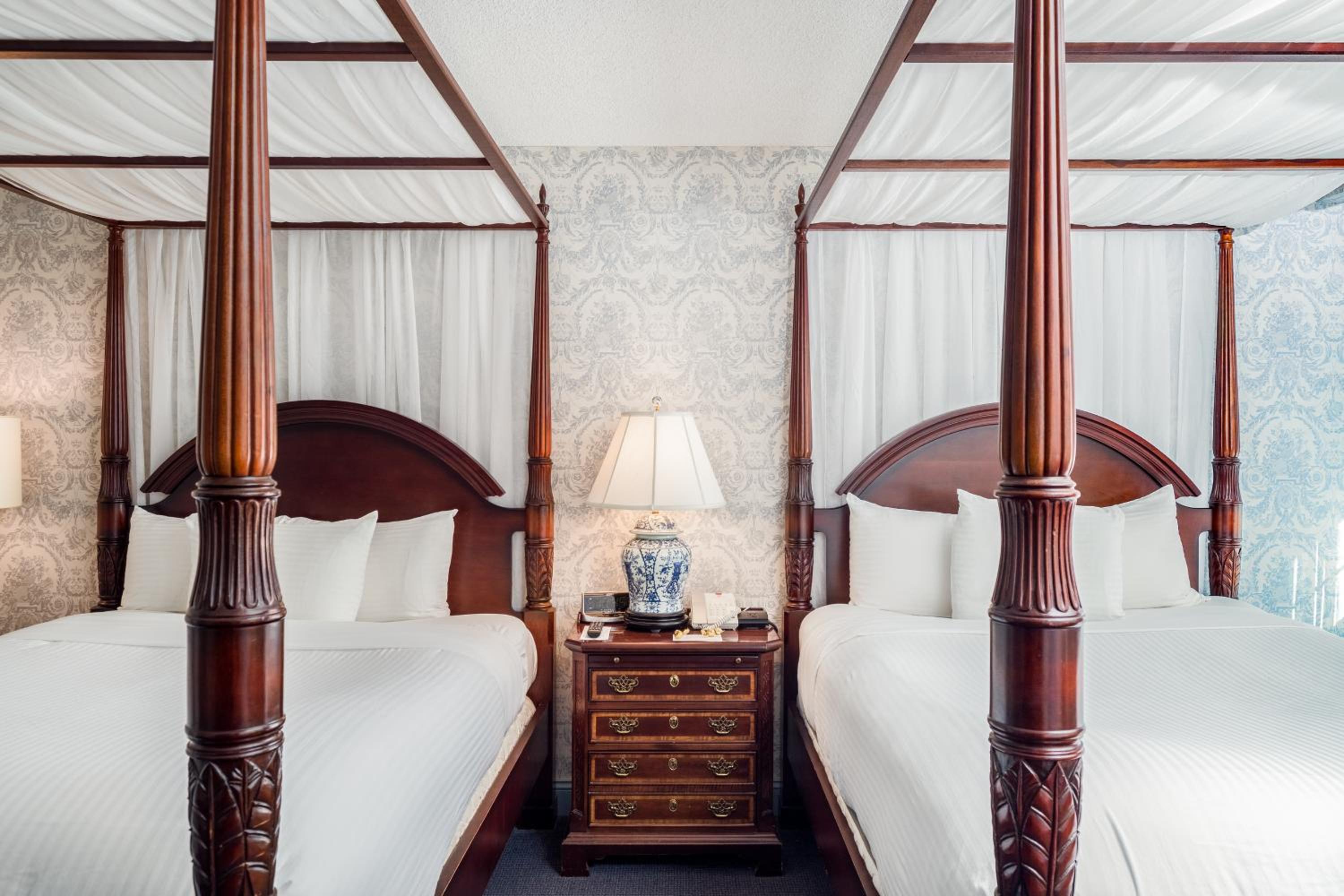 Deluxe Queen Room with Two Queen Beds - Photo 4