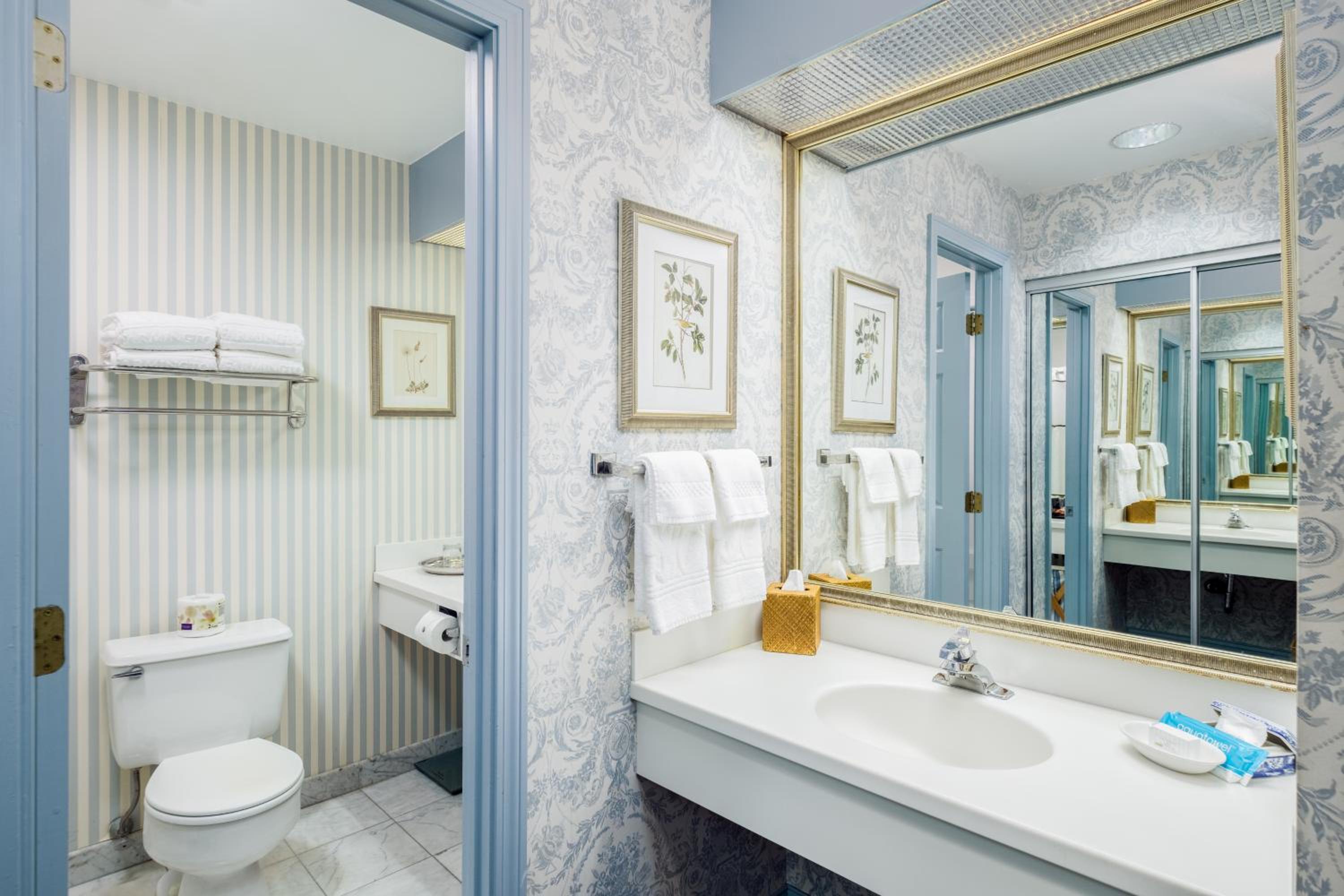 Deluxe Queen Room with Two Queen Beds - Photo 2