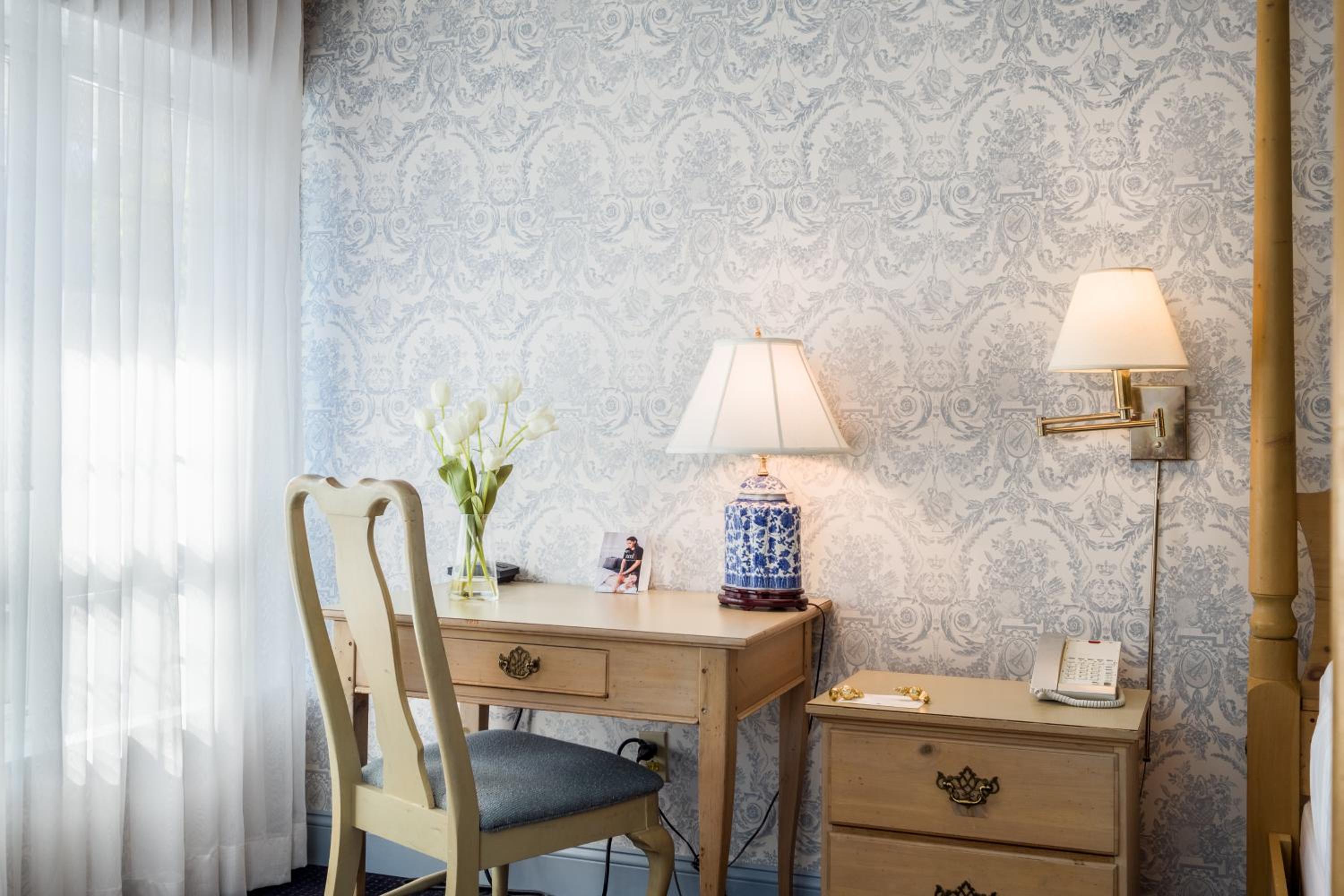 Deluxe King Room - Photo 2