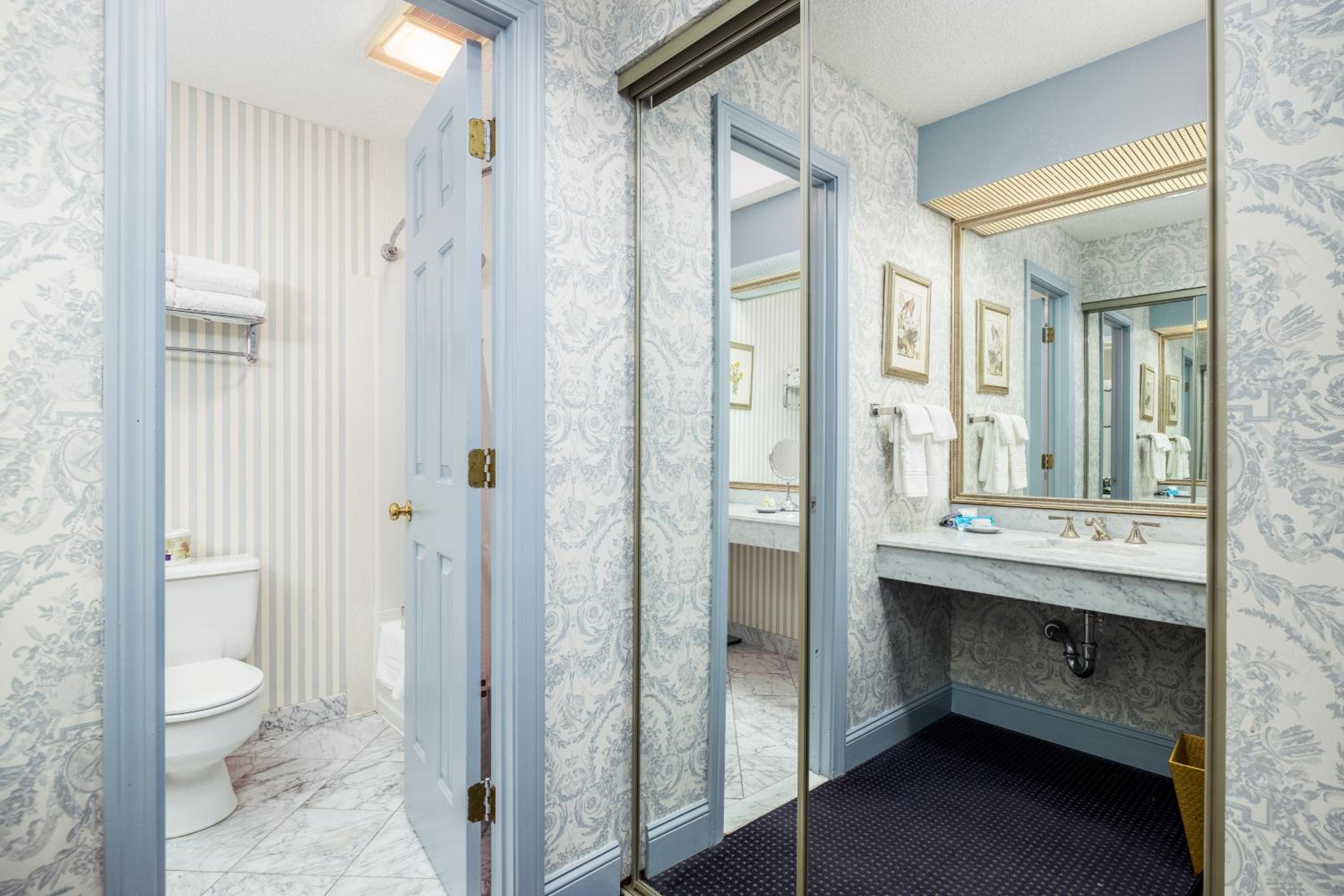 Deluxe King Room - Photo 4