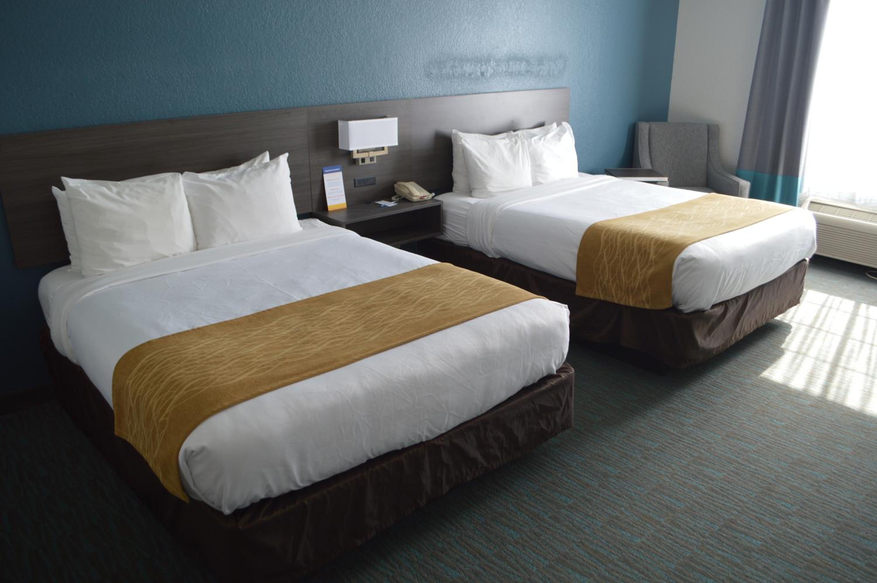 Queen Room With Two Queen Beds - Non-Smoking photo 3