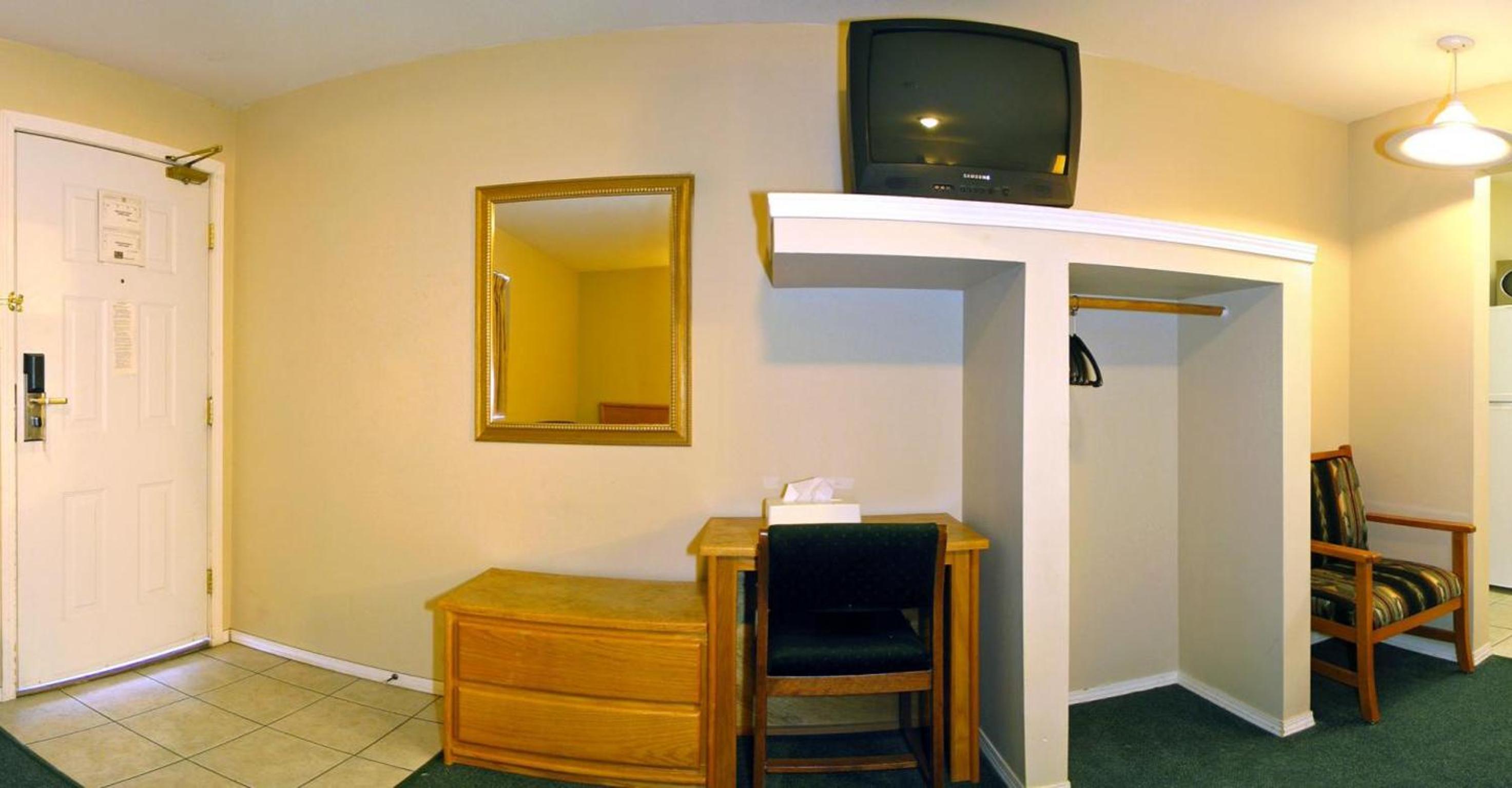 Deluxe Queen Room - Non-Smoking photo 2