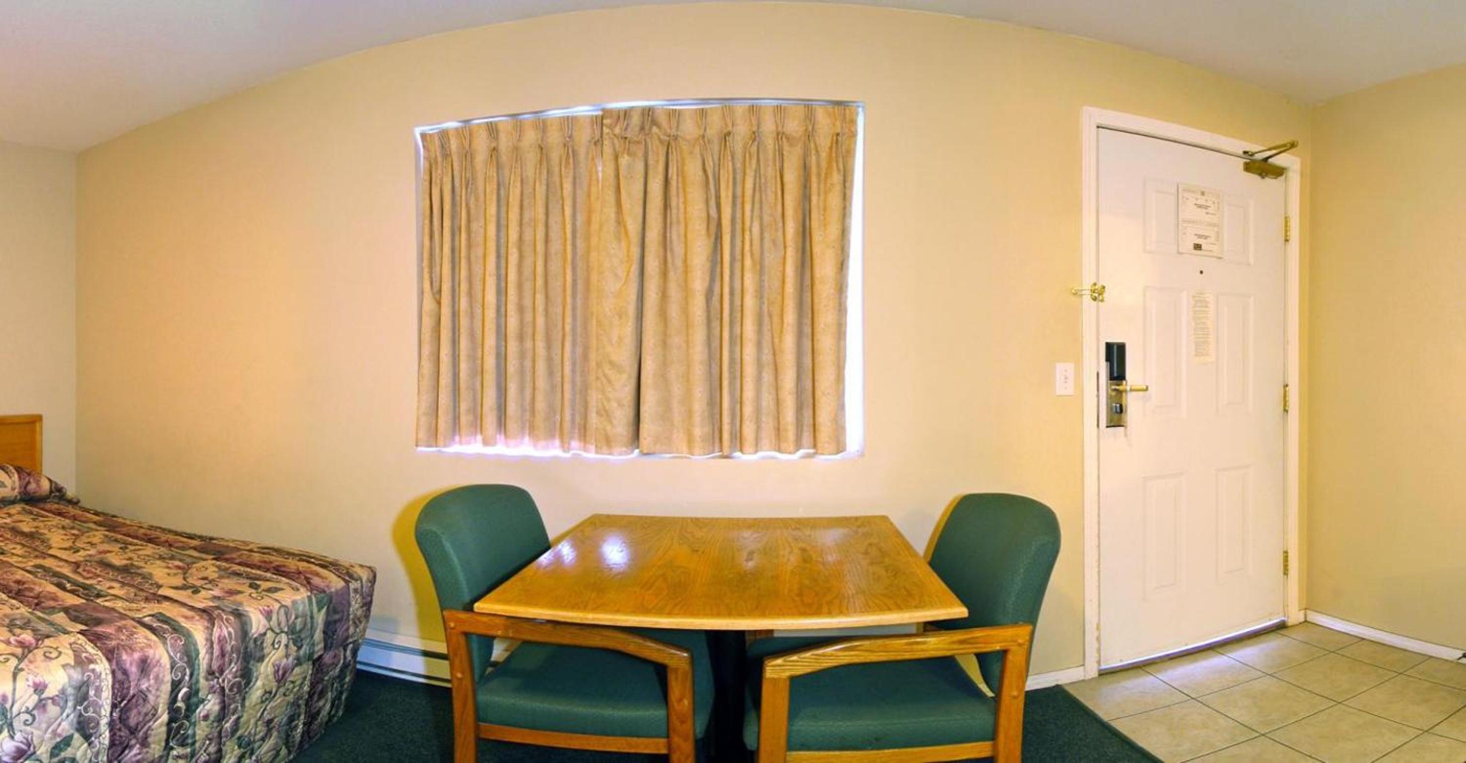 King Suite - Non-Smoking photo 3