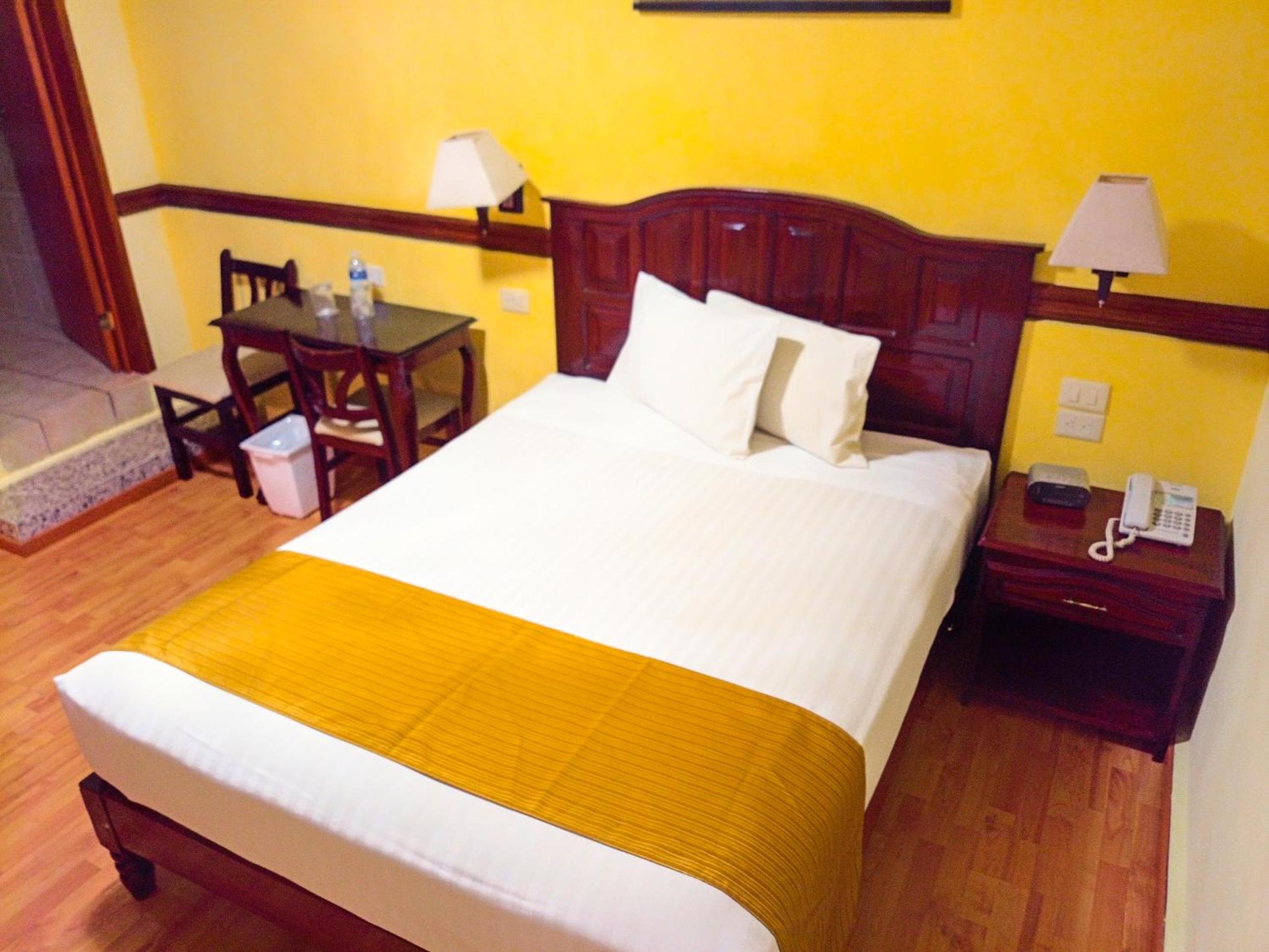 Queen Room photo 2