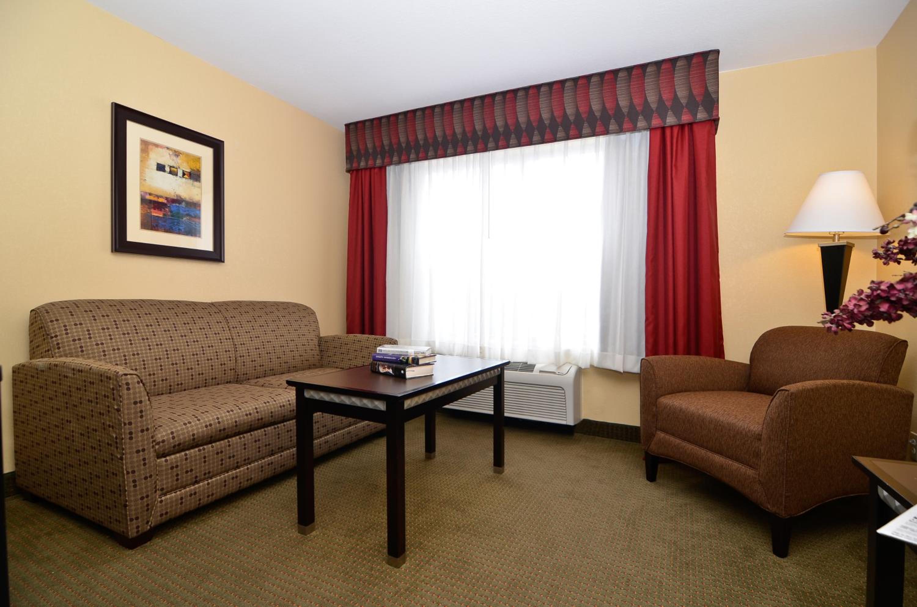 King Suite with Sofa Bed - Non-Smoking - Photo 2