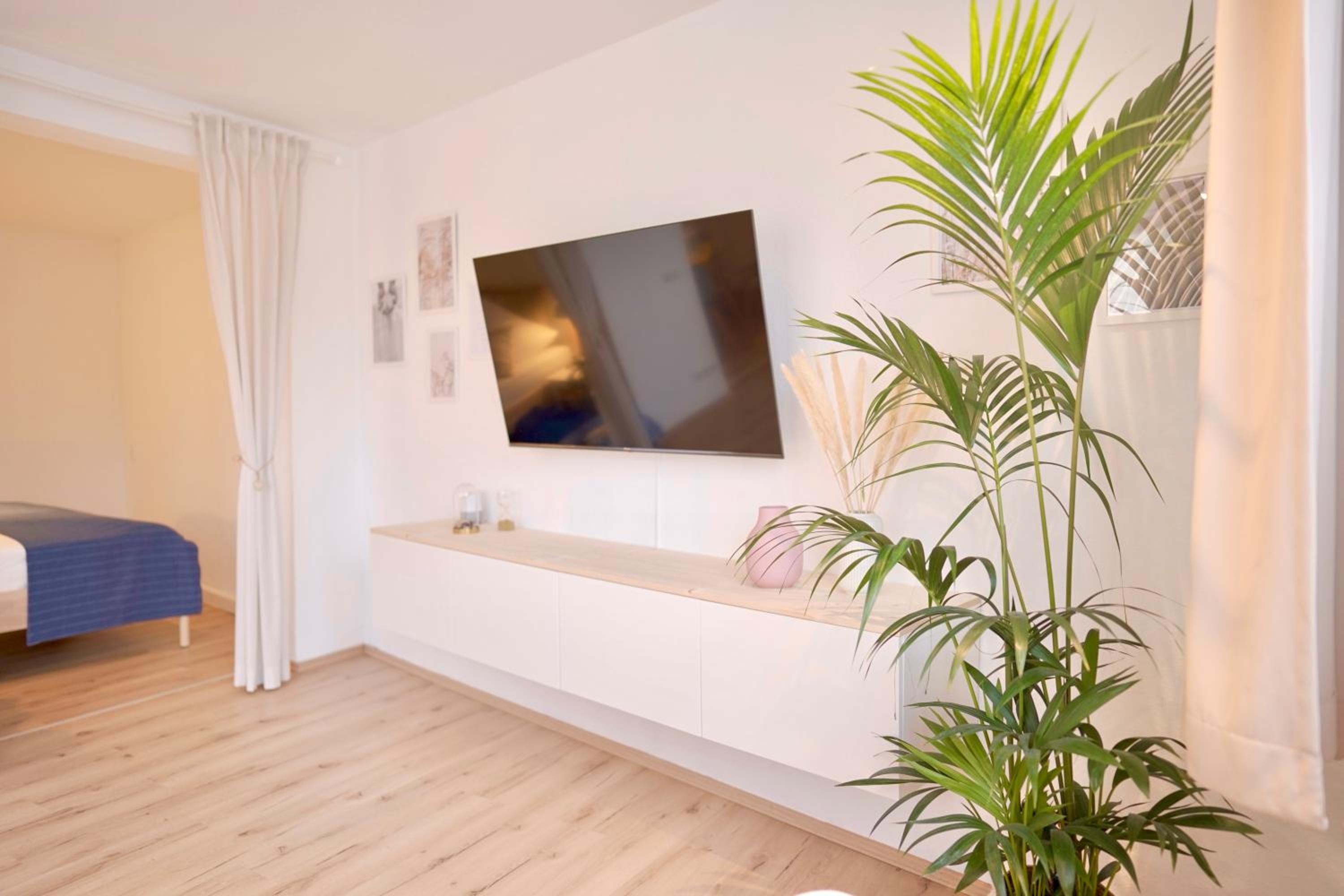 One-Bedroom Apartment - Photo 2