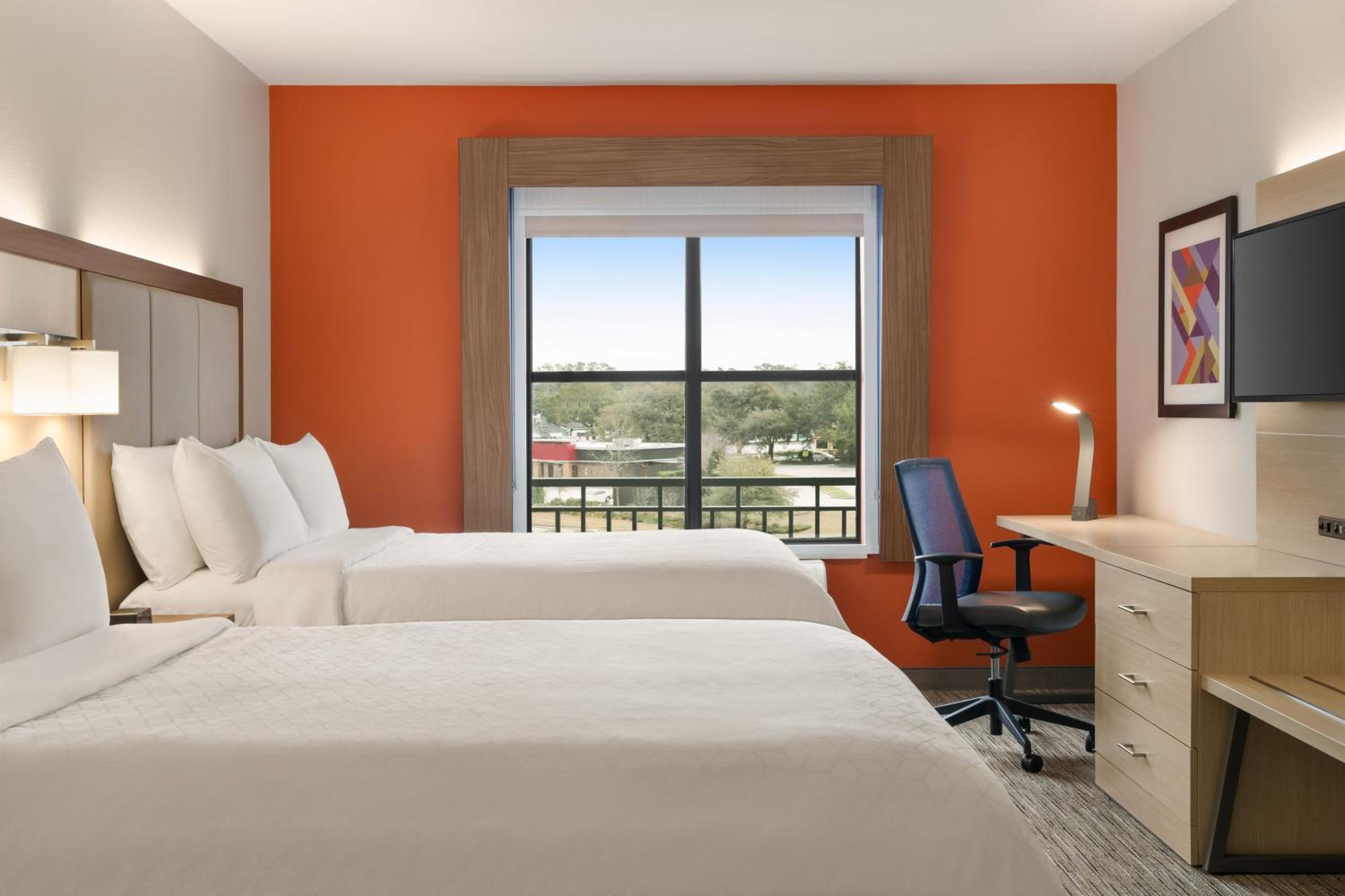 Standard Queen Room with Two Queen Beds and Mobility Accessible Tub, photo 6