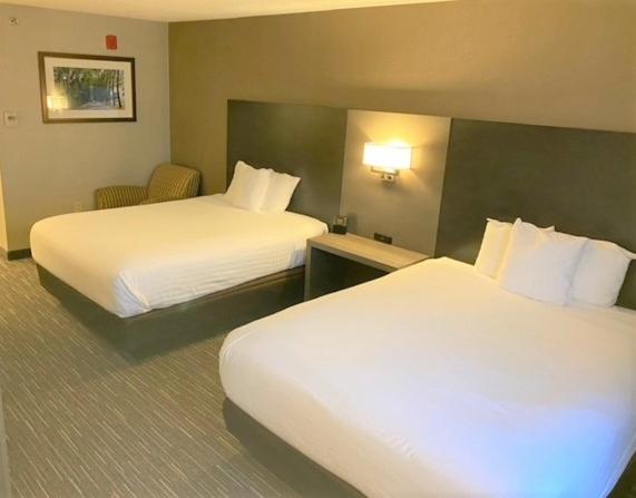 Queen Room with Two Queen Beds - Non-Smoking - Photo 2