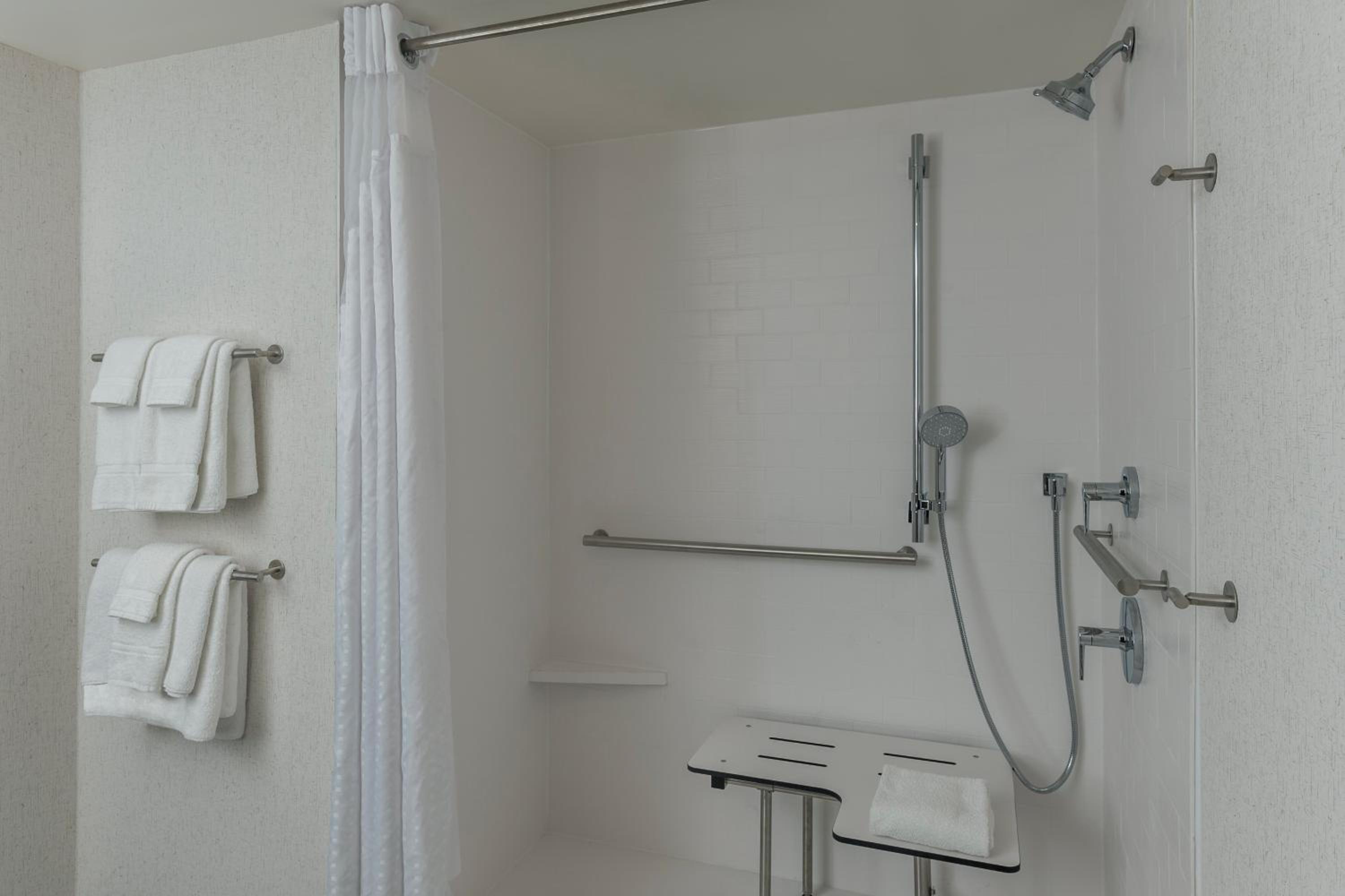 Standard King Room with Harbor View and Balcony - Accessible - Photo 8