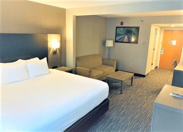 King Suite - Non-Smoking - Photo 4