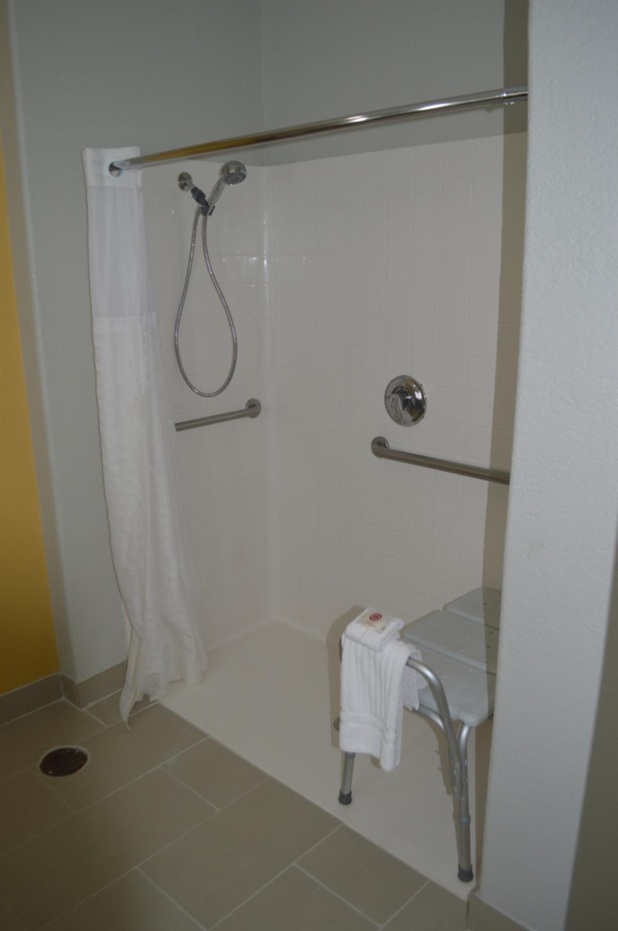 King Room With Roll-In Shower - Accessible/Non-Smoking - Photo 2