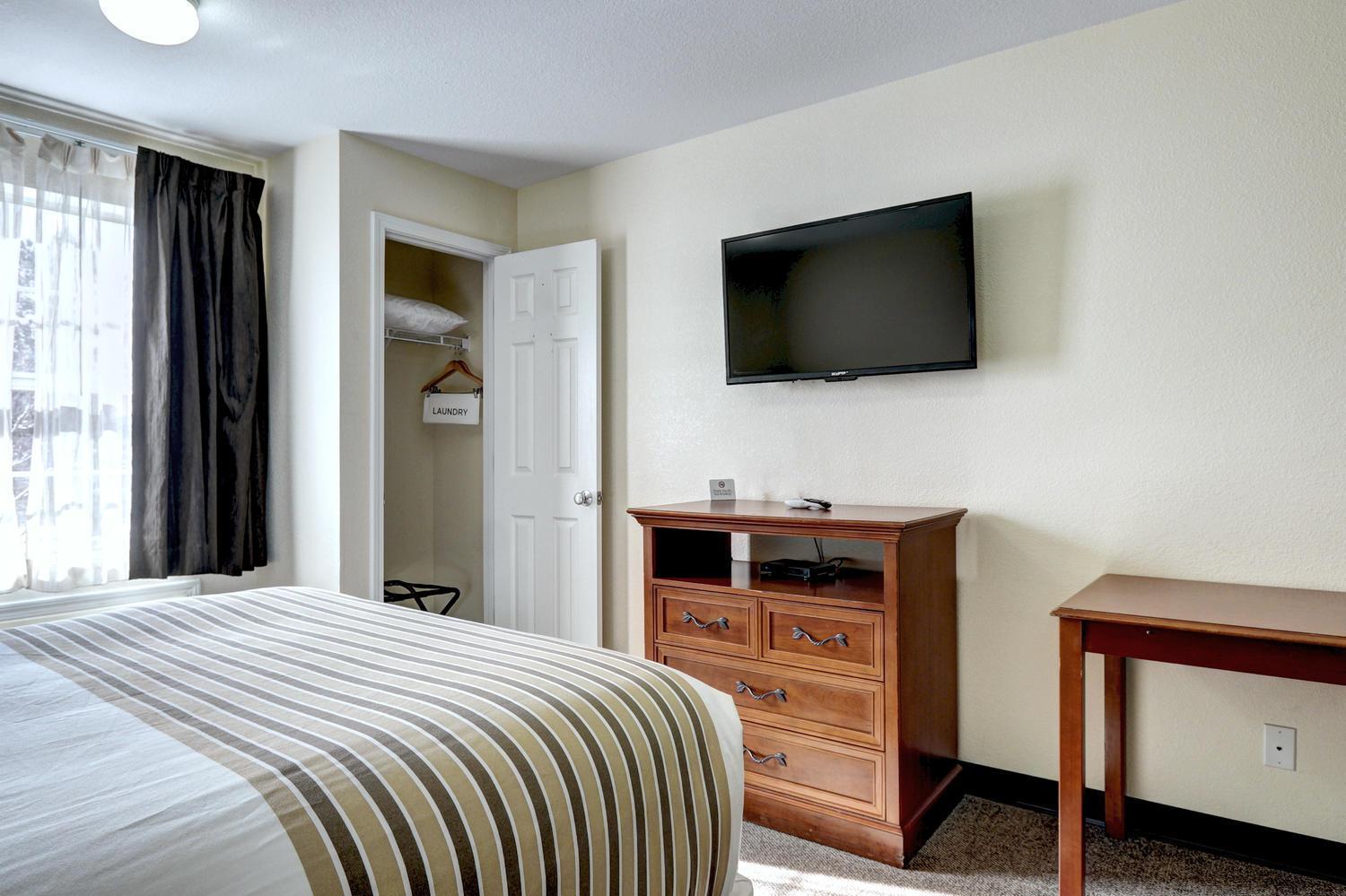 Queen Room - Accessible/Nonsmoking