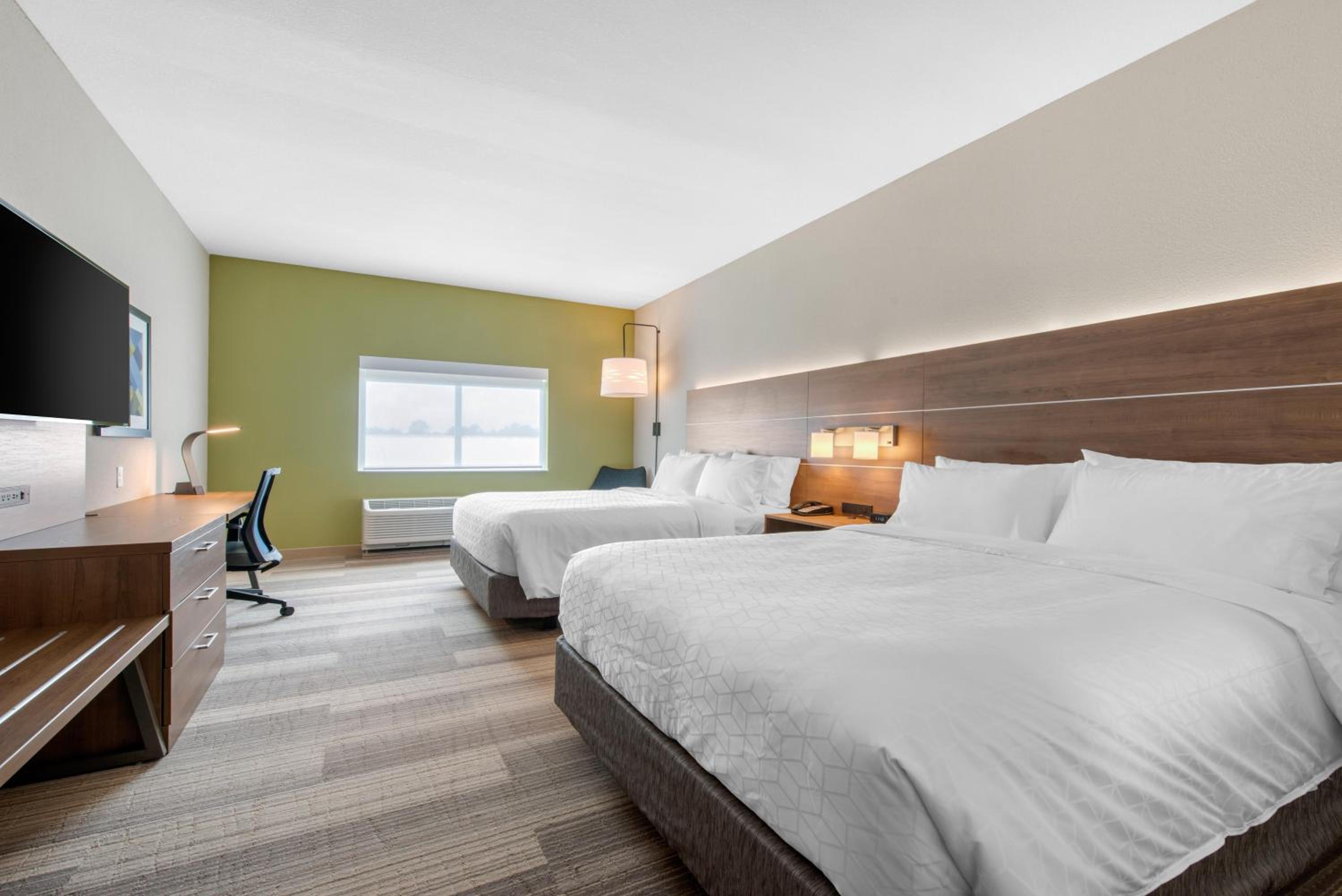 Standard Queen Room with Two Queen Beds photo 1