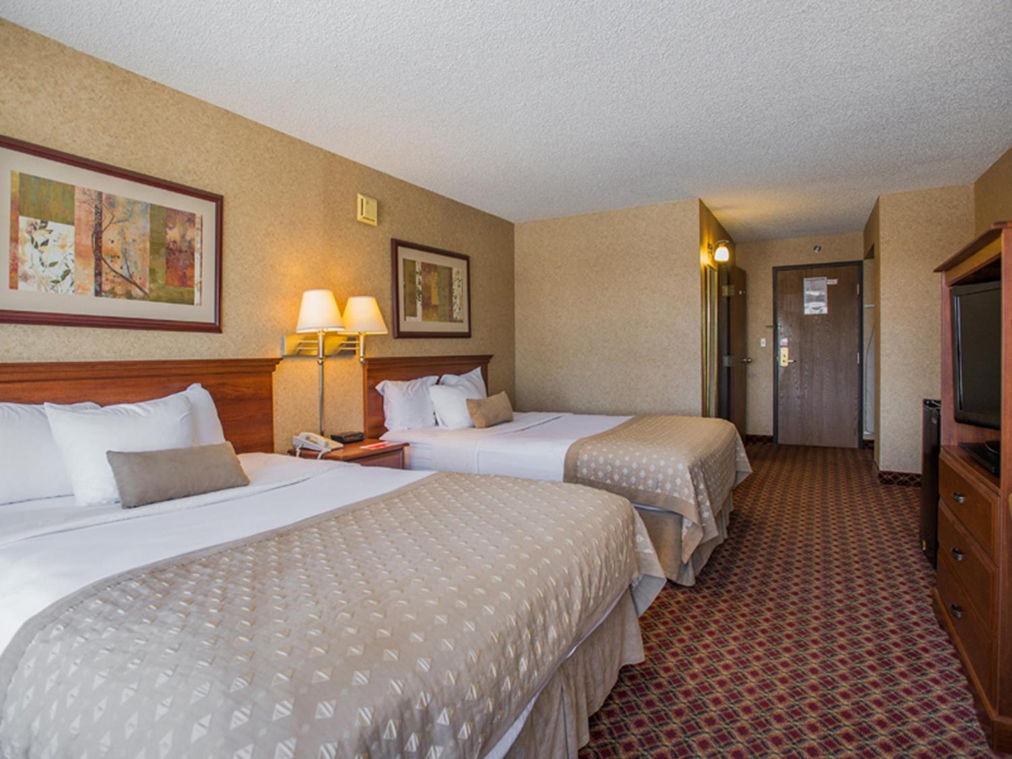 Queen Room with Two Queen Beds - Photo 2