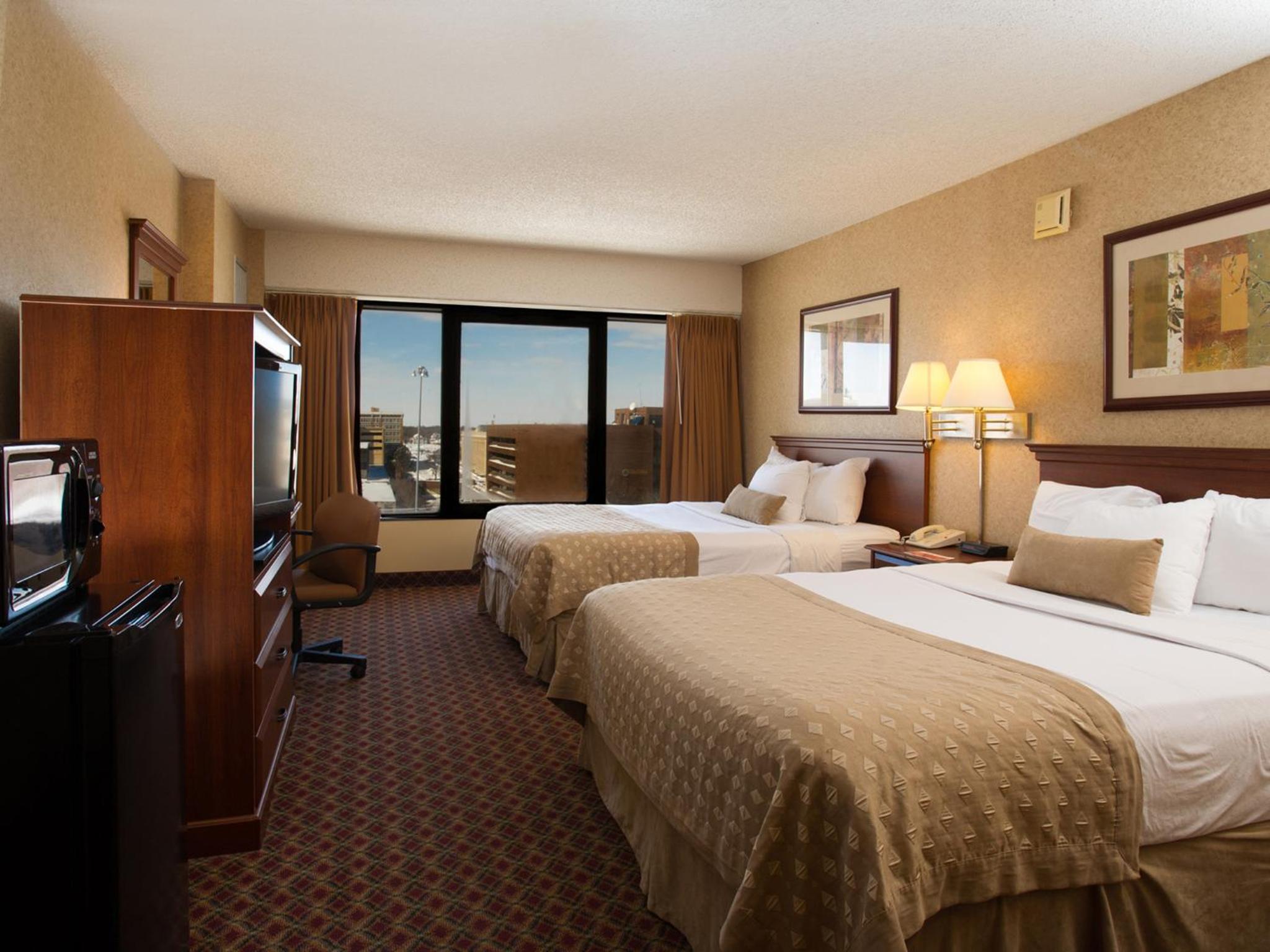 Queen Room with Two Queen Beds - Photo 4