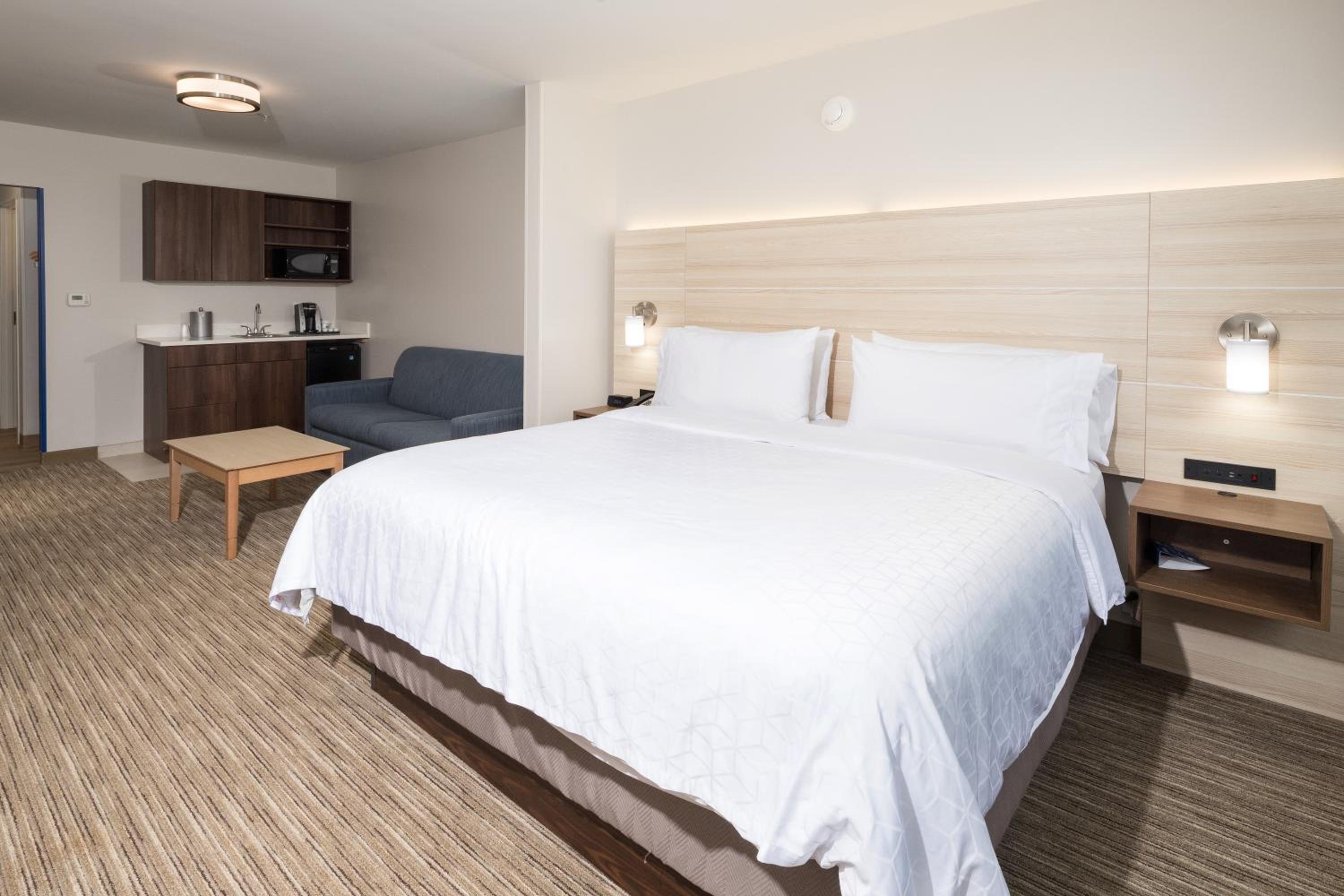 King Suite with Sofa Bed - Communication Accessible