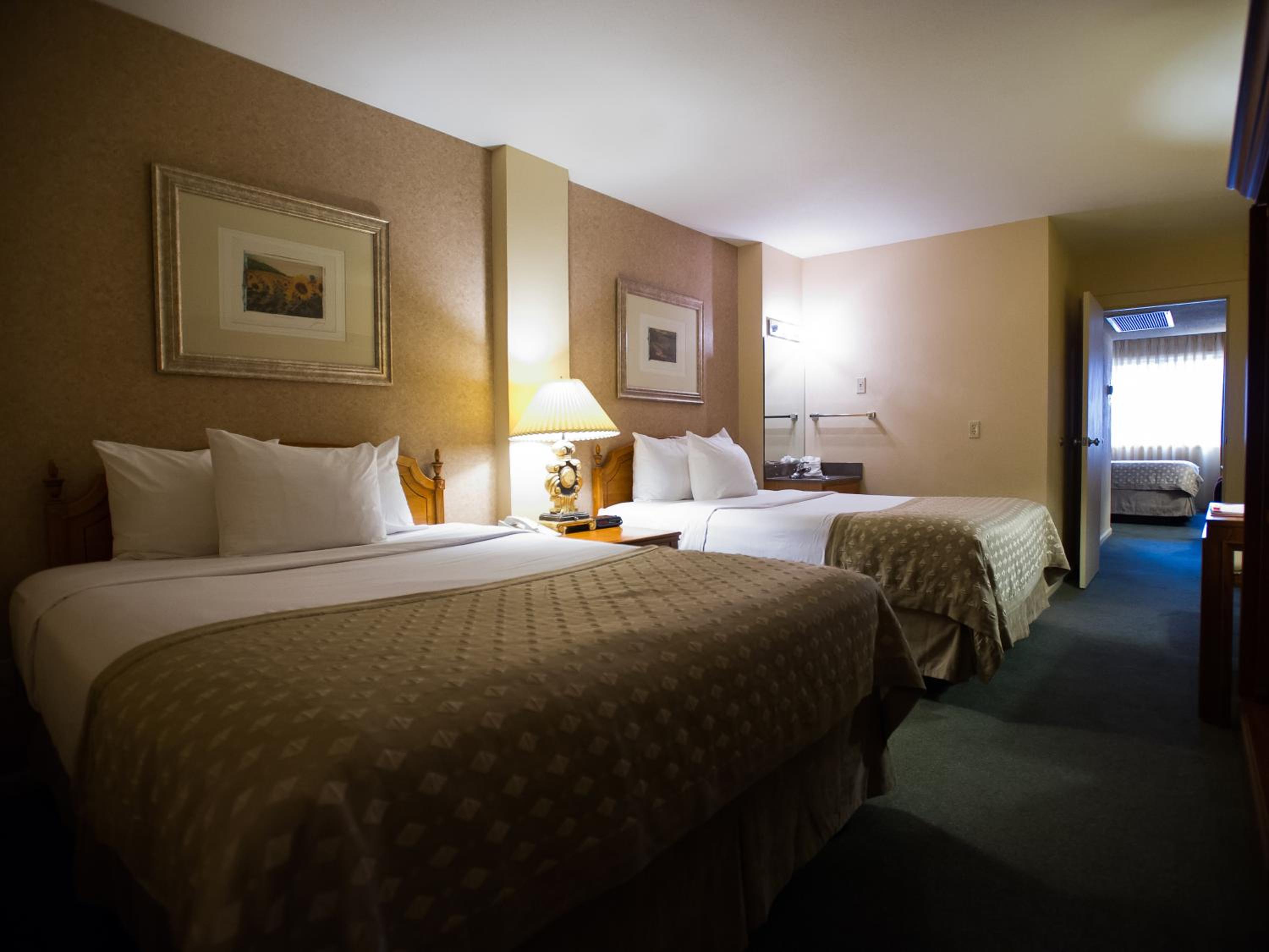 Deluxe Queen Room with Three Queen Beds Non Smoking photo 1