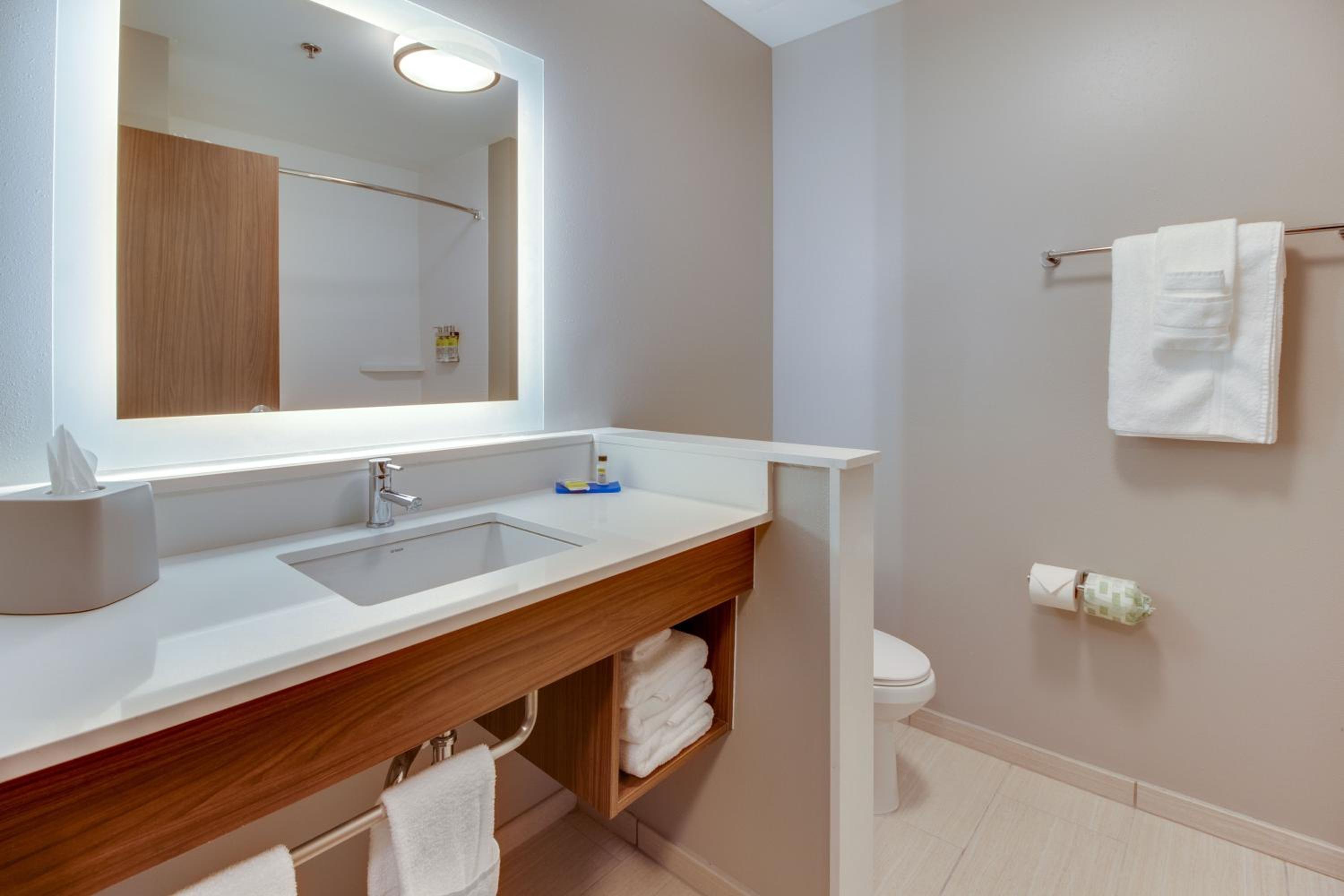 King Suite - Photo 2