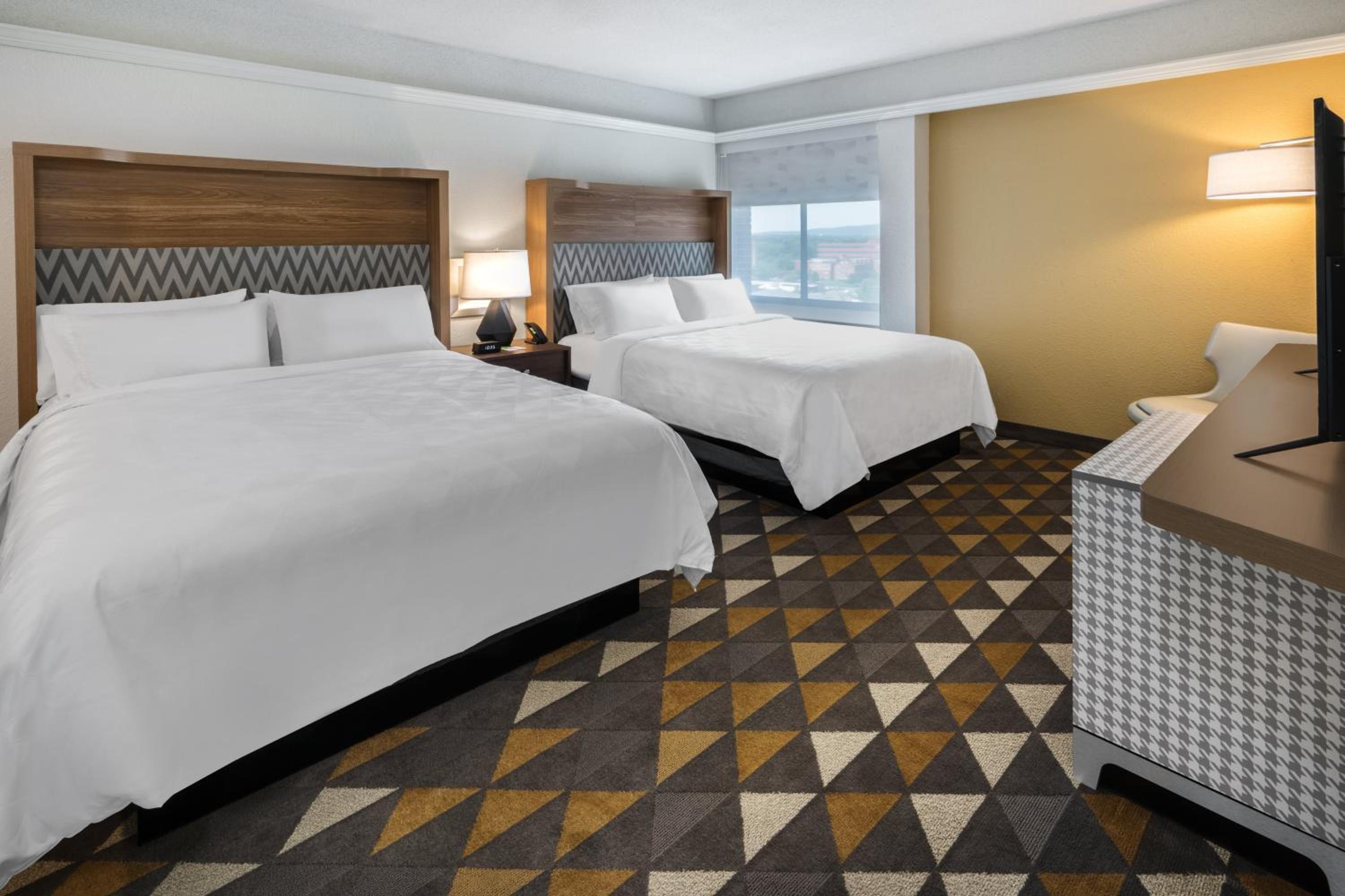 Standard Room with Two Queen Beds - Photo 9