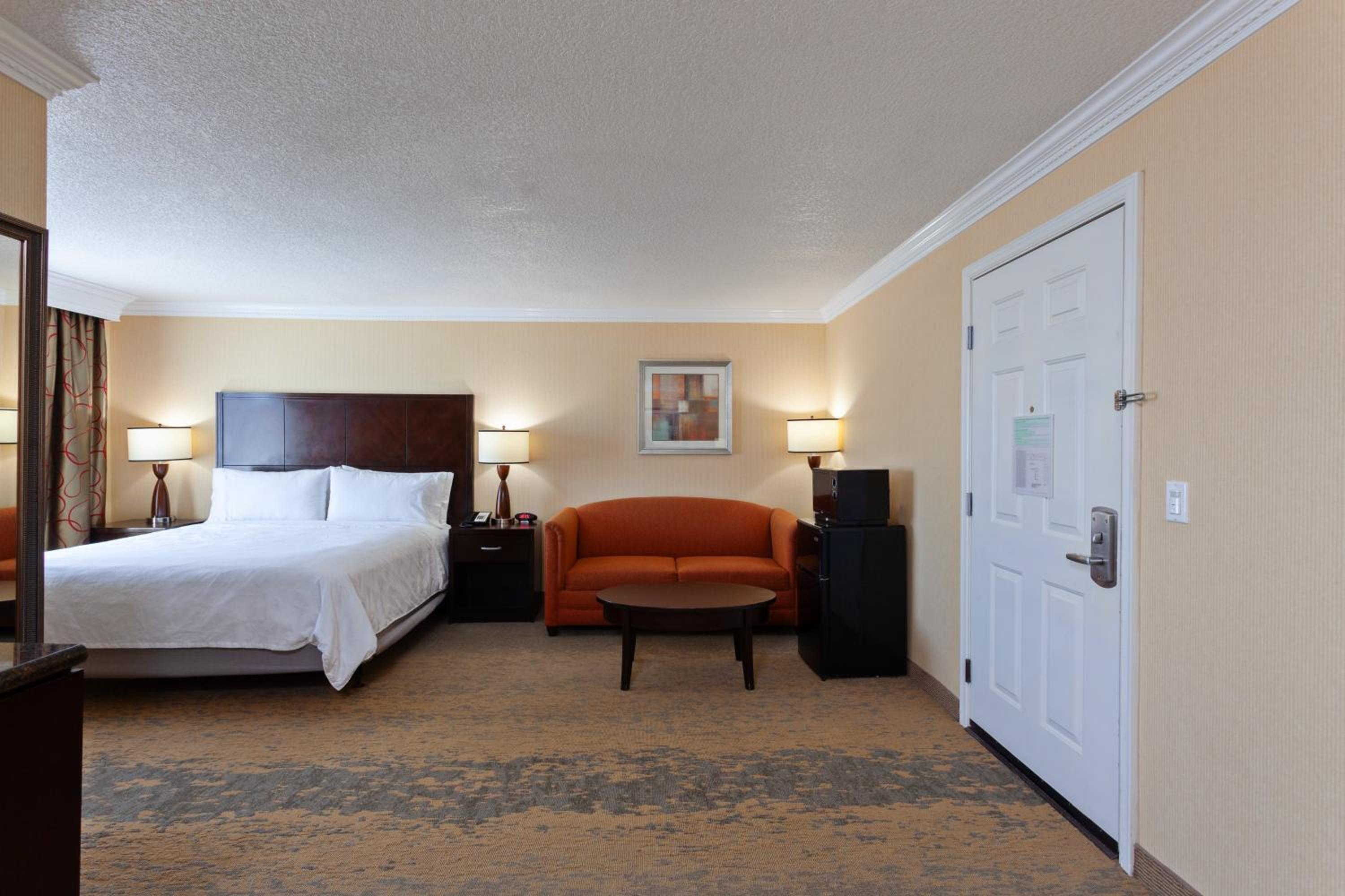 Standard King Room with Sofa Bed - Non-Smoking - Photo 1