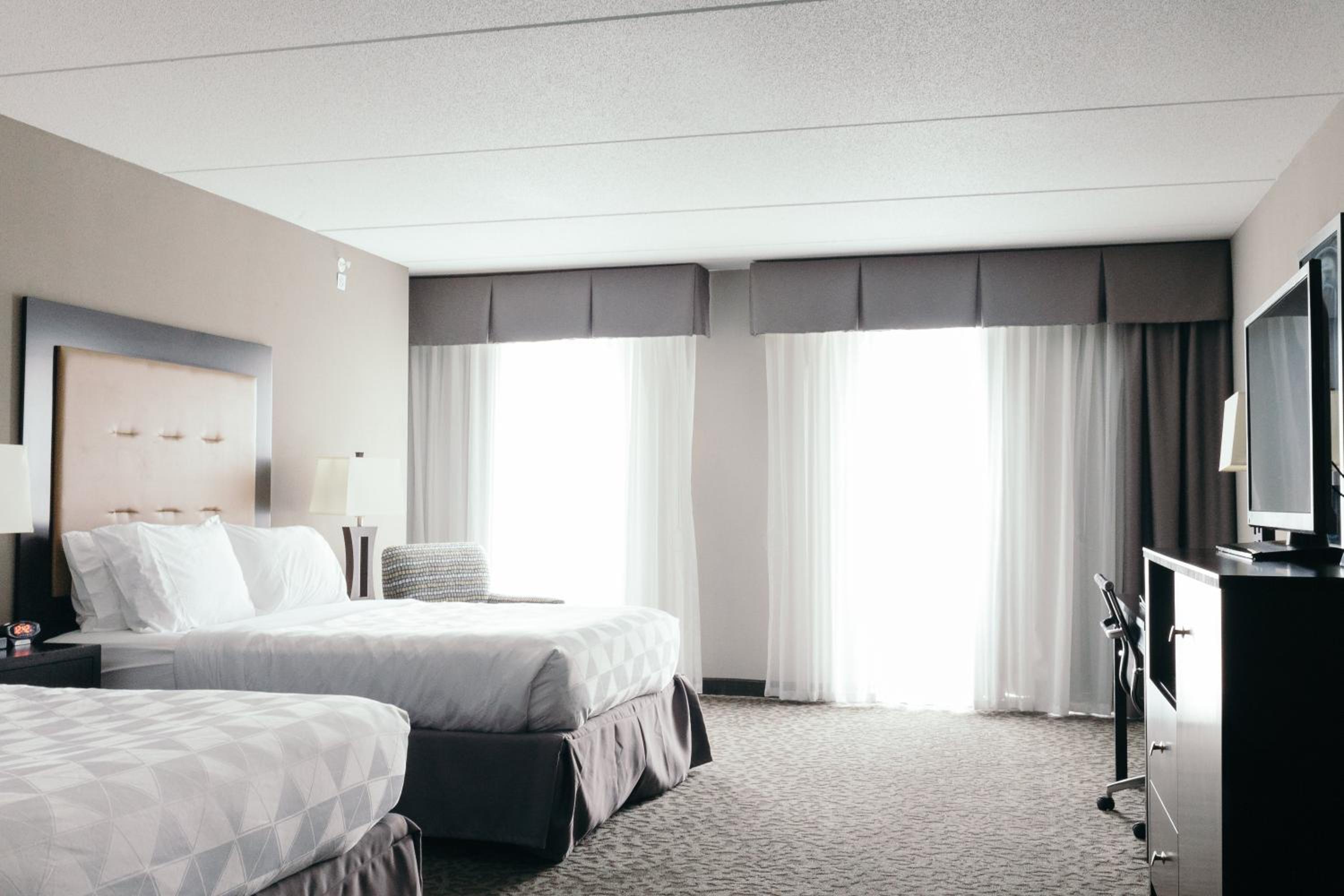 Deluxe Twin Room with Accessible Trans Shower - Non-Smoking