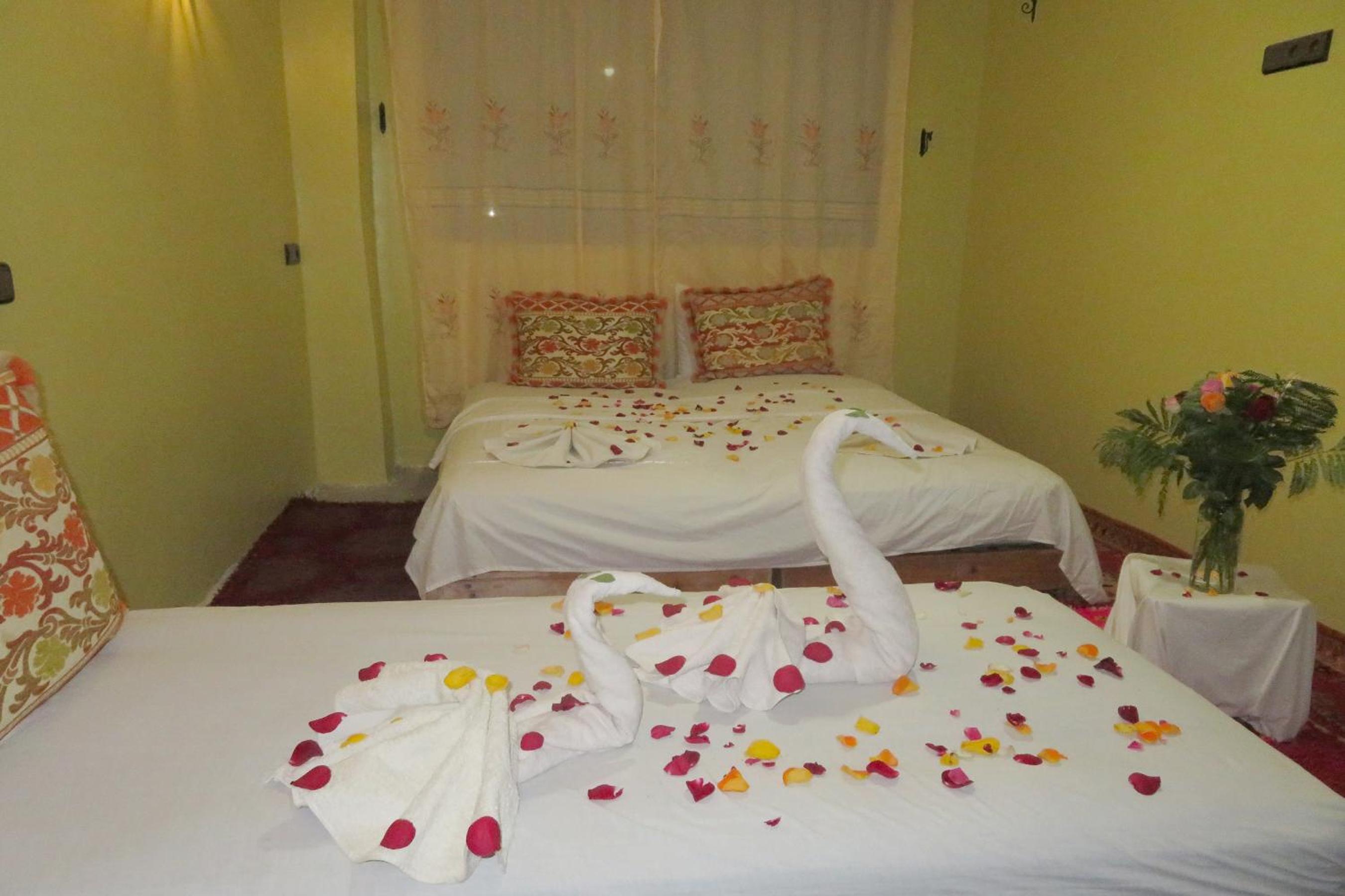 Deluxe Double Room (2 Adults + 1 Child) - Photo 1