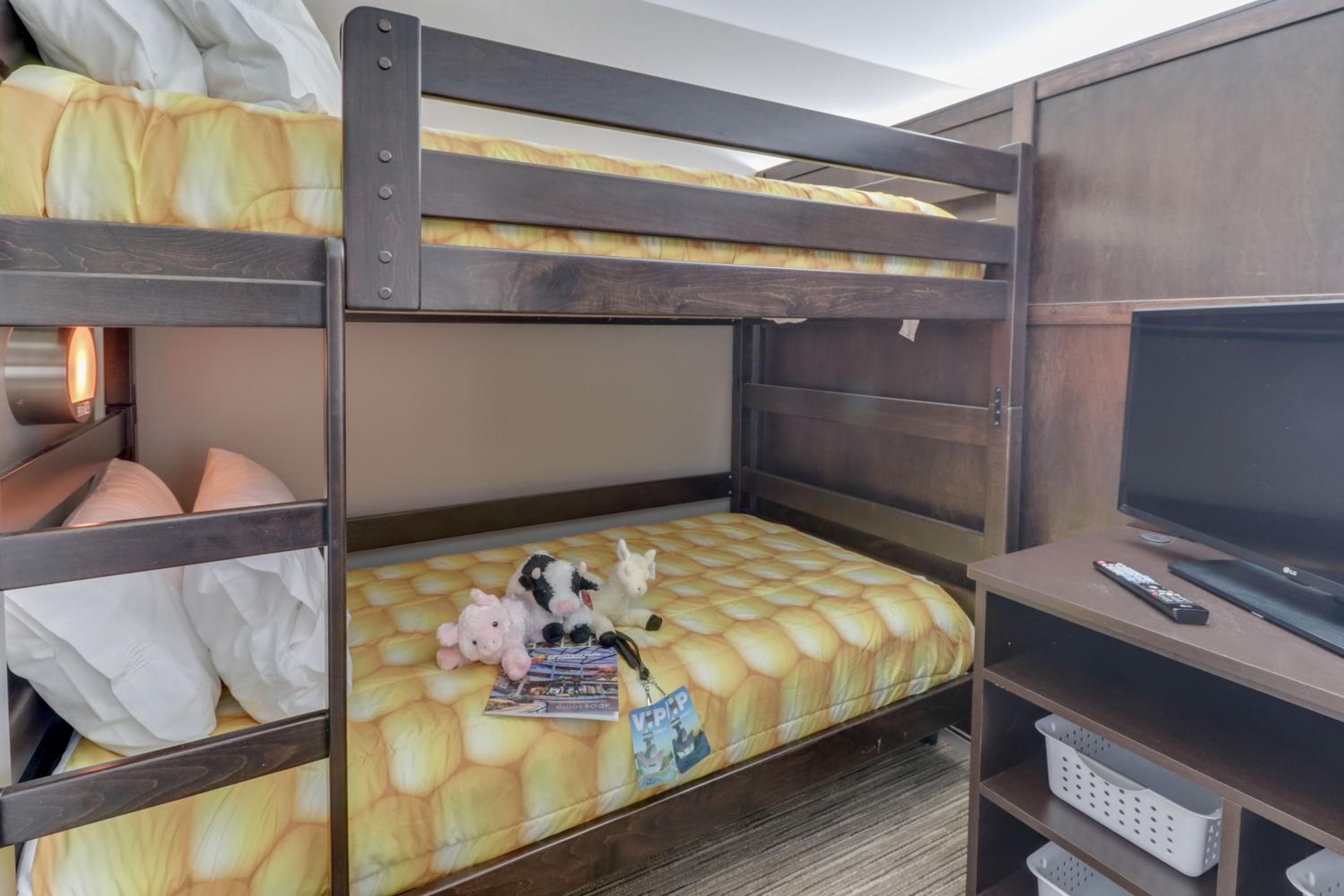 Queen Suite with One Bunk Bed - Photo 2