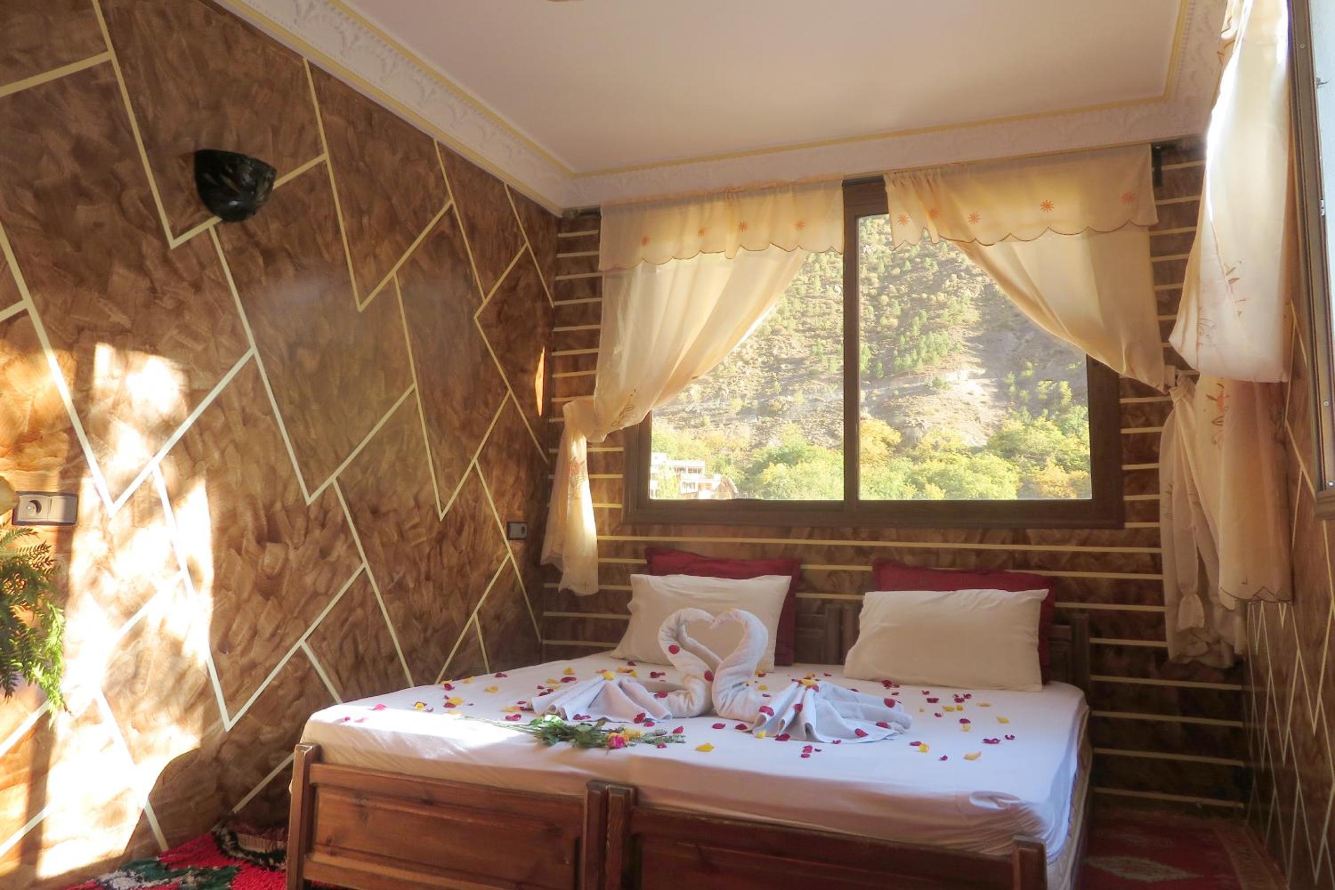 Double or Twin Room with Mountain View - Photo 9