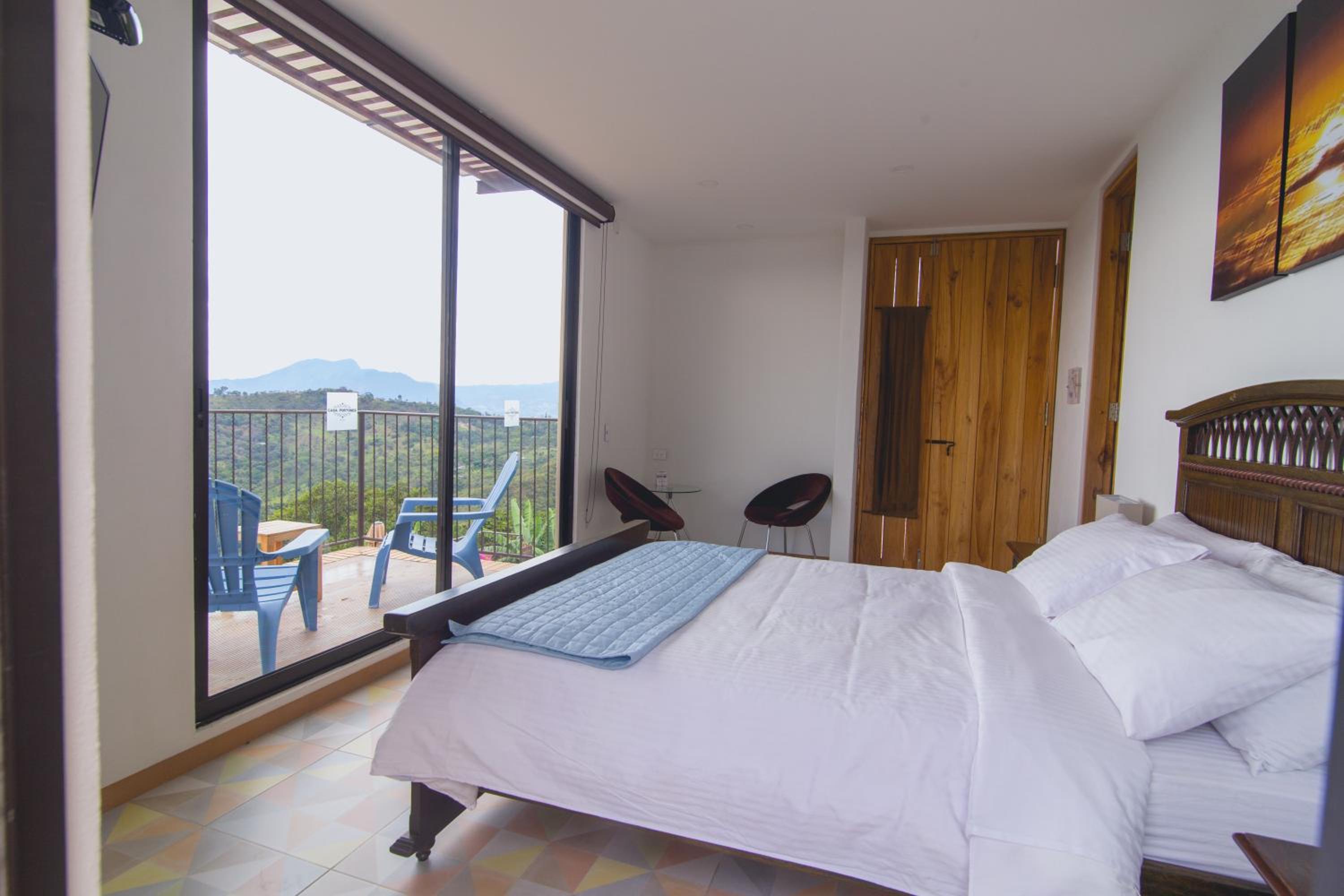 Queen Suite with Pool View photo 3