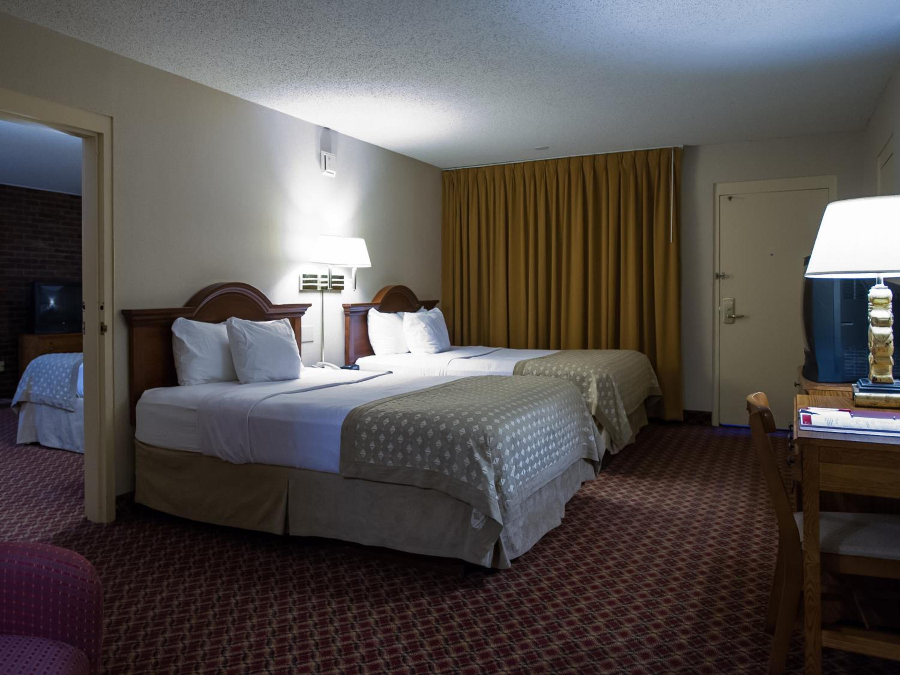 Deluxe Queen Room with Three Queen Beds Non Smoking photo 3