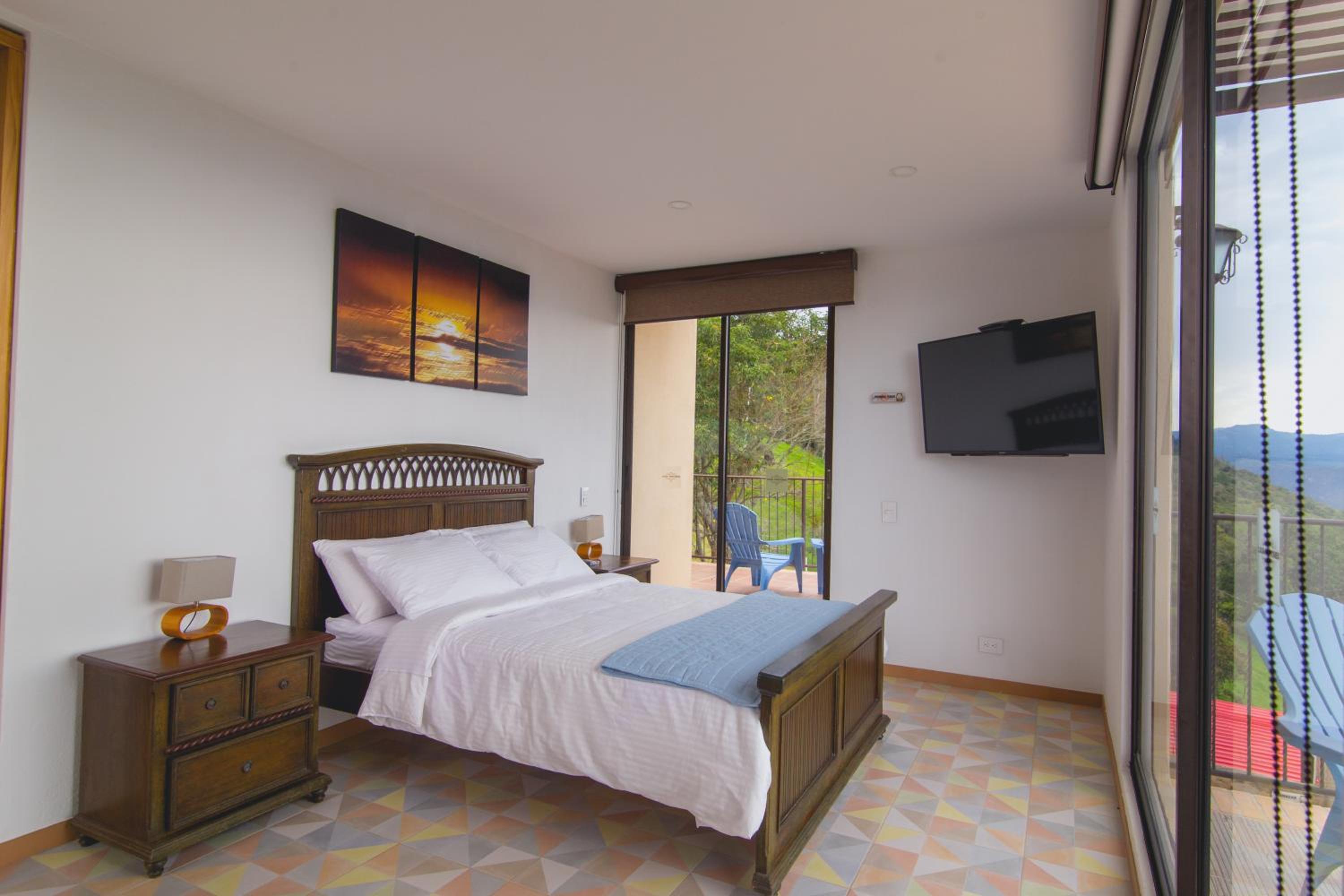 Queen Suite with Pool View photo 1