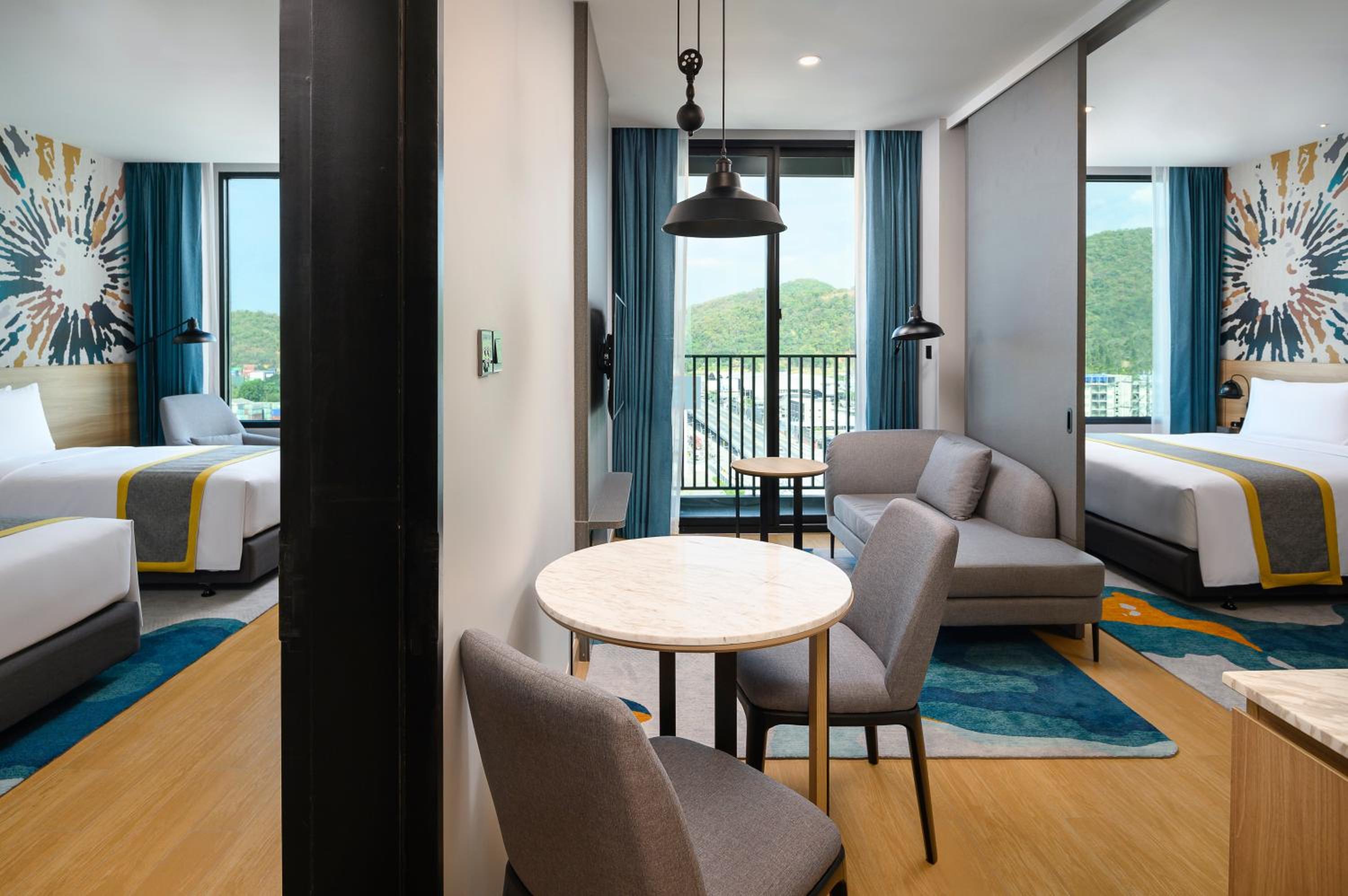 Suite with Balcony - Photo 6