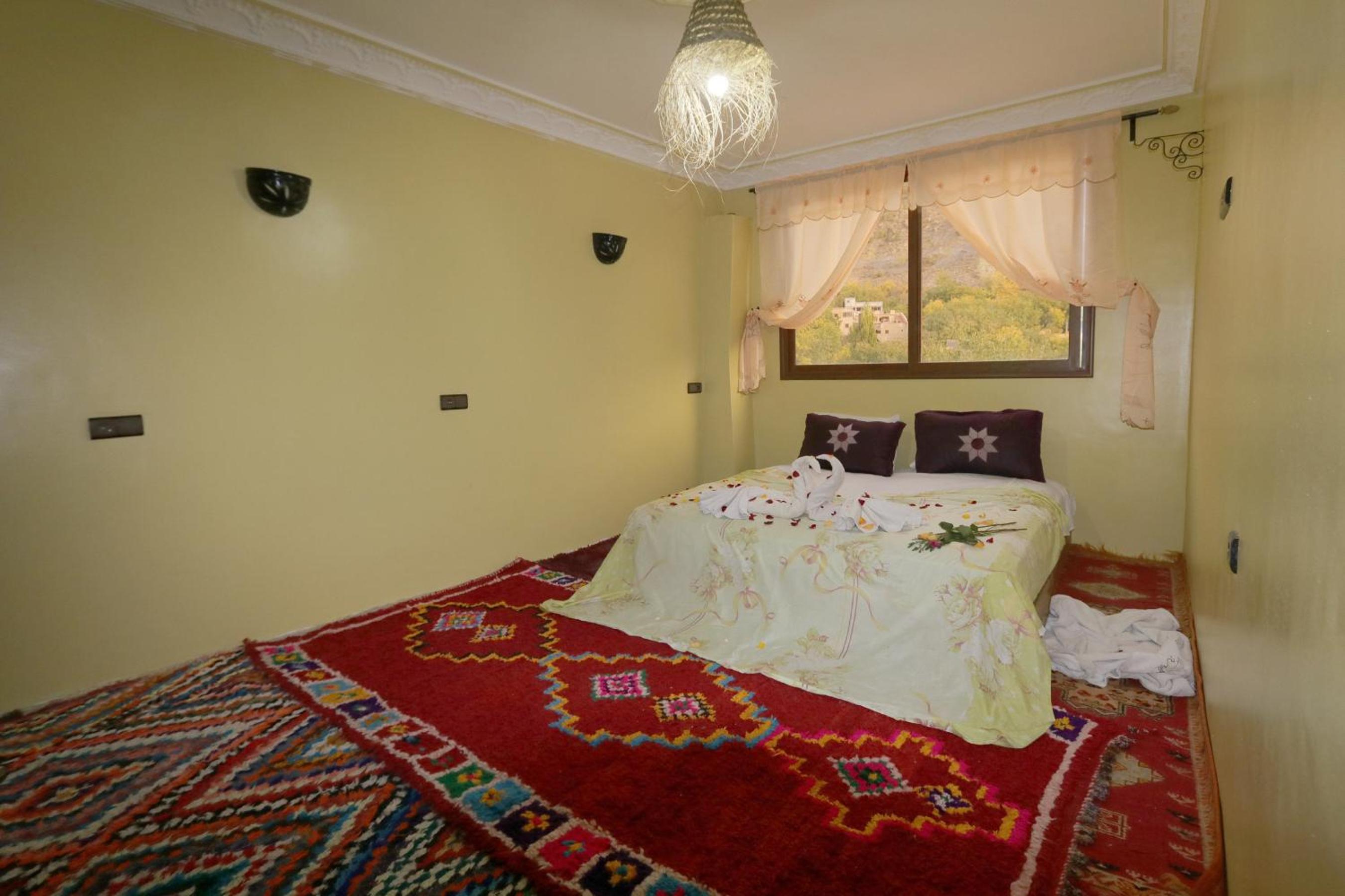 Deluxe Double Room (2 Adults + 1 Child) - Photo 4