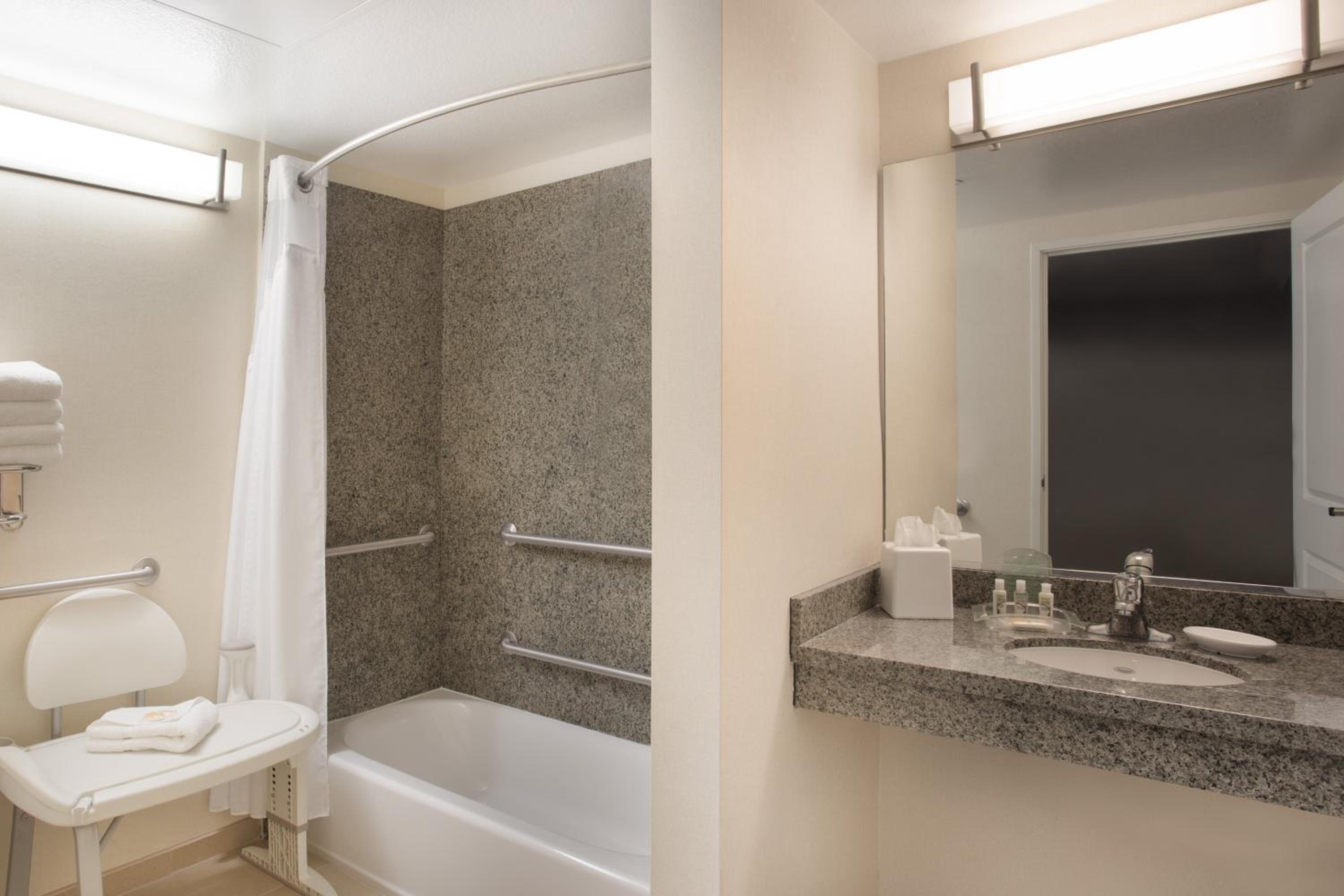 One-Bedroom Suite with King Bed Mobility Access Tub - Non-Smoking photo 2
