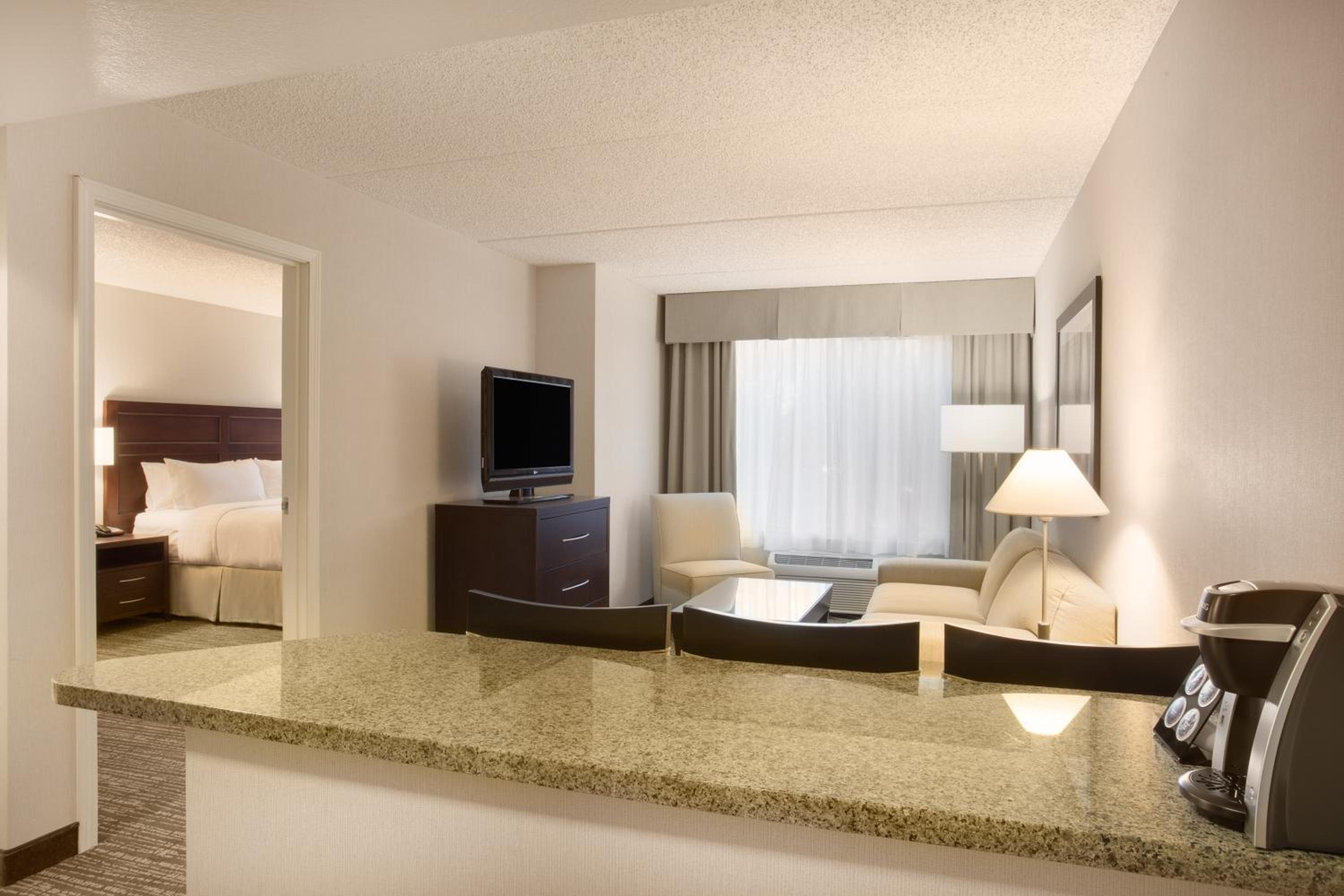 One-Bedroom Suite with King Bed Mobility Access Tub - Non-Smoking photo 3