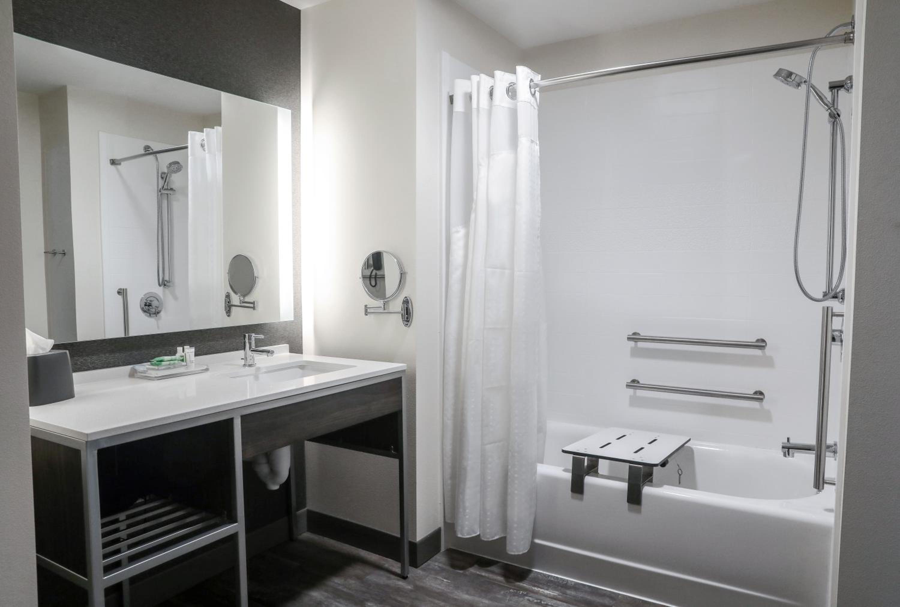 Standard Queen Room with Two Queen Beds and Mobility Accessible Tub photo 2