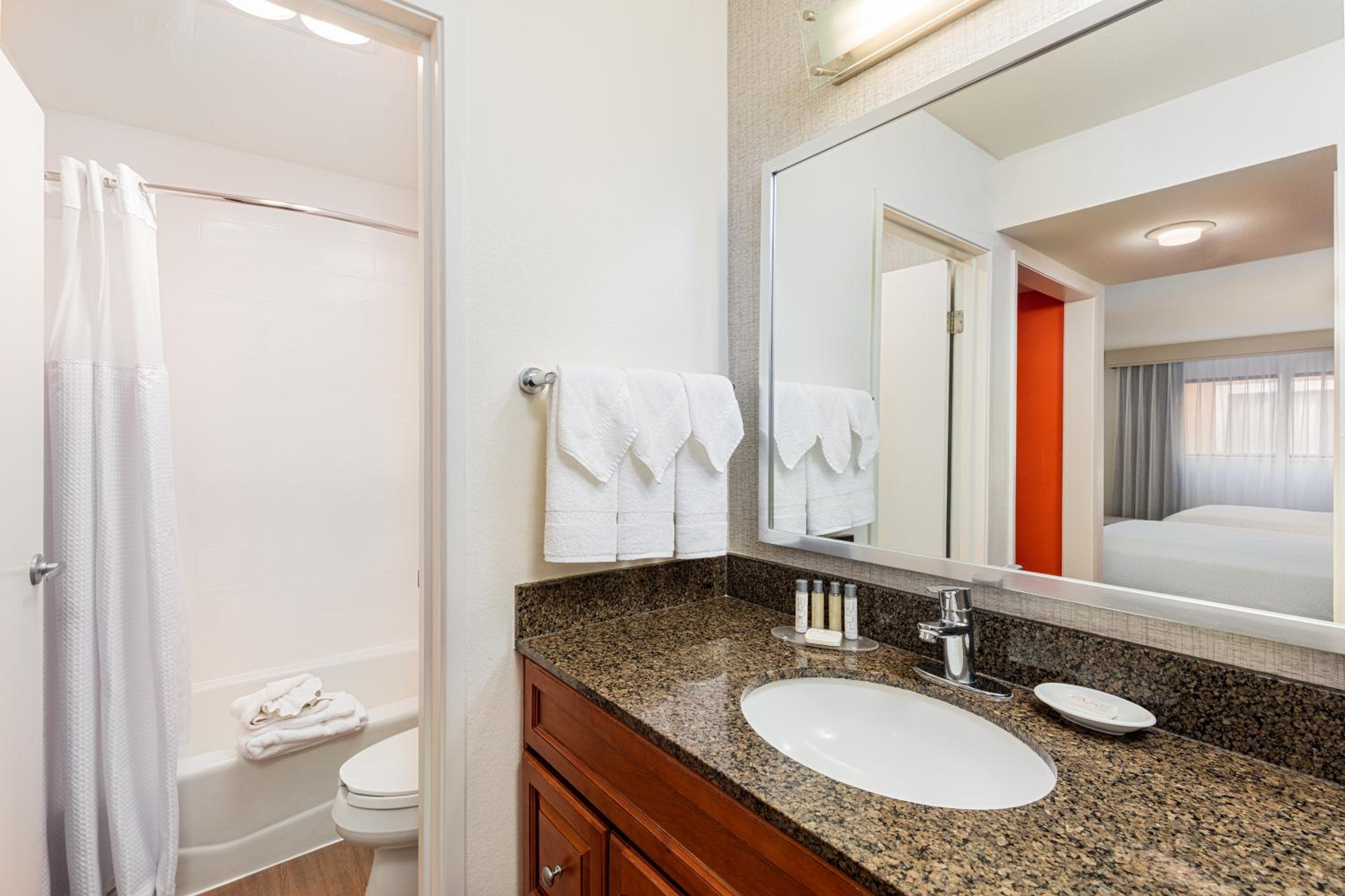 One-Bedroom Suite - Photo 5