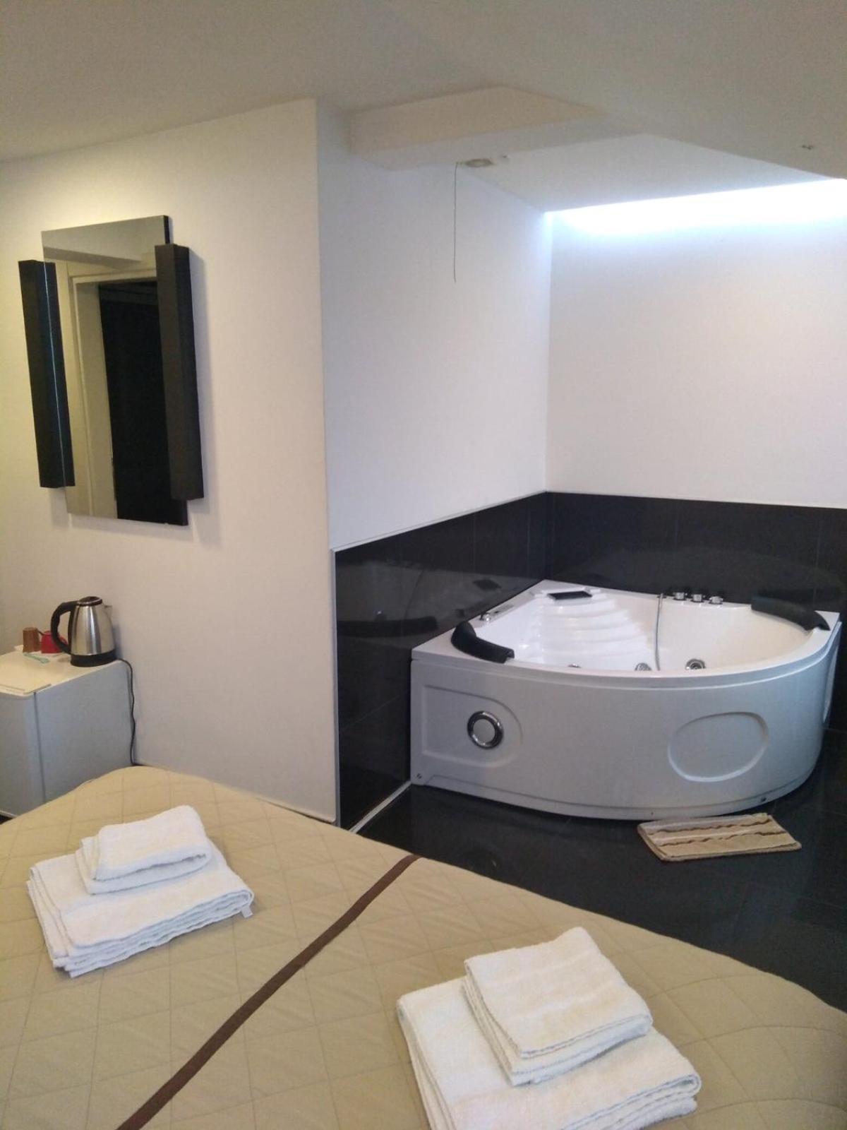 Deluxe Double Room (2 Adults + 1 Child) photo 1