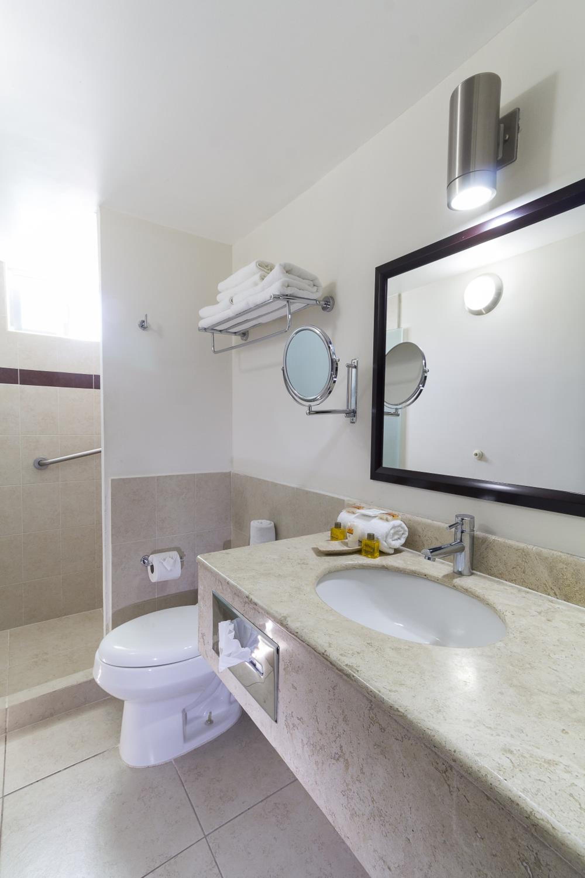 Twin Room with City View - Photo 8